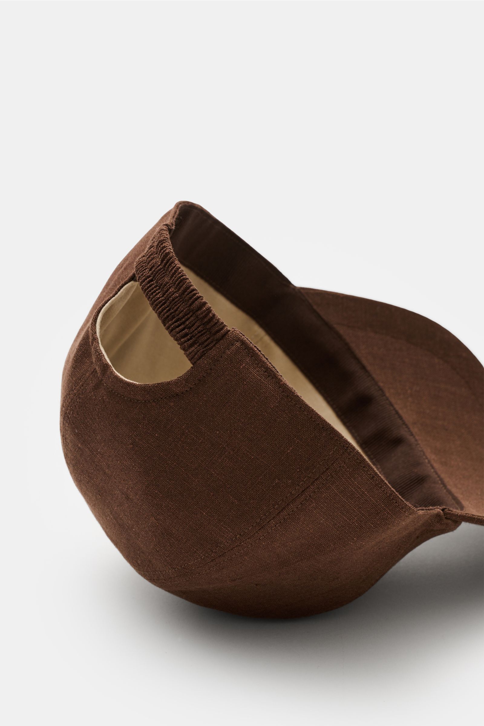 Aurélien Baseball-Cap dunkelbraun aus reinem Leinen, Six-Panel-Stil, gebogener Schirm, tonales Logo-Stitching, Innenfutter Baumwolle, Rückansicht.