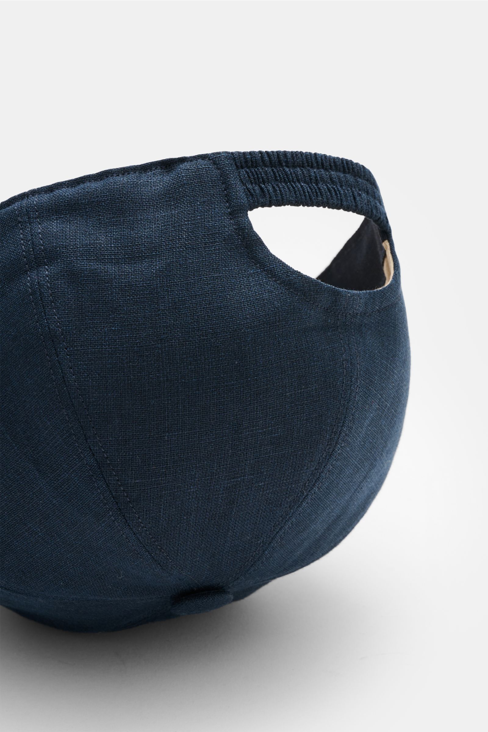 Aurélien Baseball-Cap navy aus reinem Leinen, Six-Panel-Stil, gebogener Schirm, tonales Logo-Stitching, Rückansicht mit elastischem Riemen.