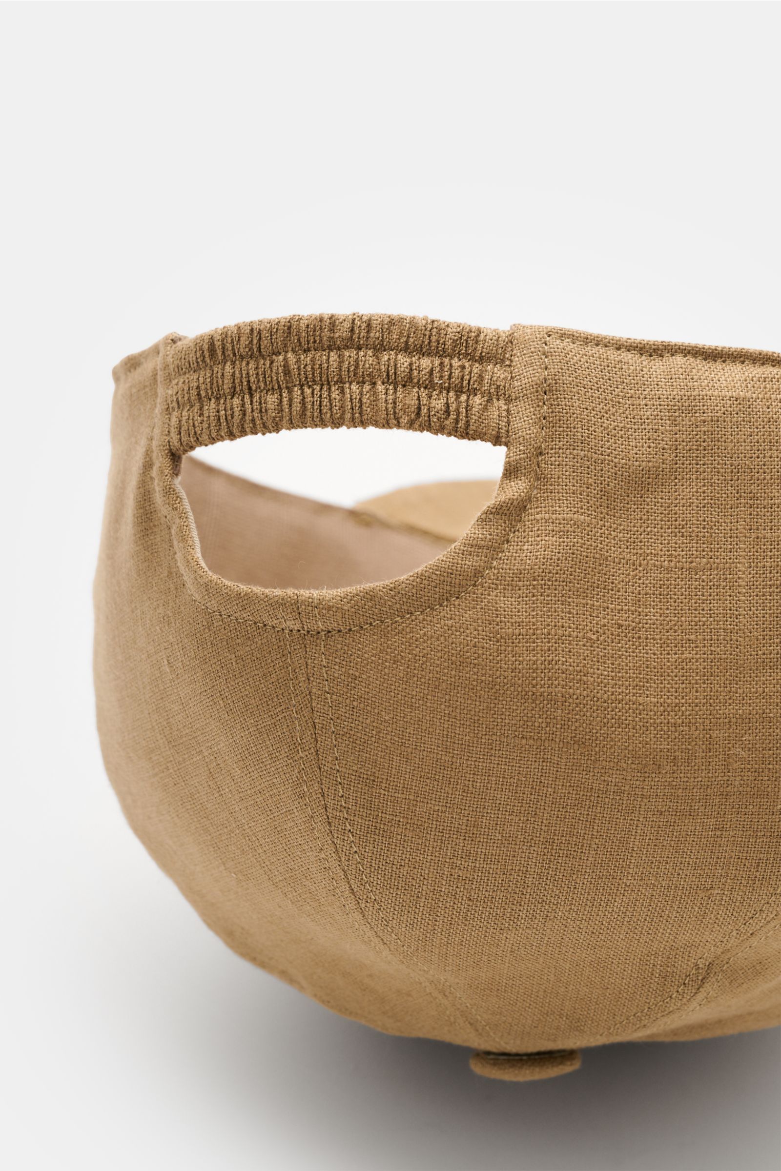 Aurélien Baseball-Cap camel, sommerliches Leinen-Accessoire in Six-Panel-Stil, gebogener Schirm, tonales Logo-Stitching, Rückansicht mit Baumwollfutter.