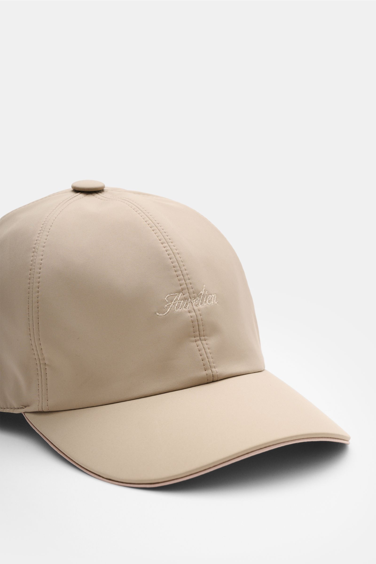 Aurélien Baseball-Cap beige mit gebogenem Schirm, Six-Panel-Stil, tonalem Logo-Stitching, Microfaser, Baumwollfutter, seitliche Nahaufnahme.