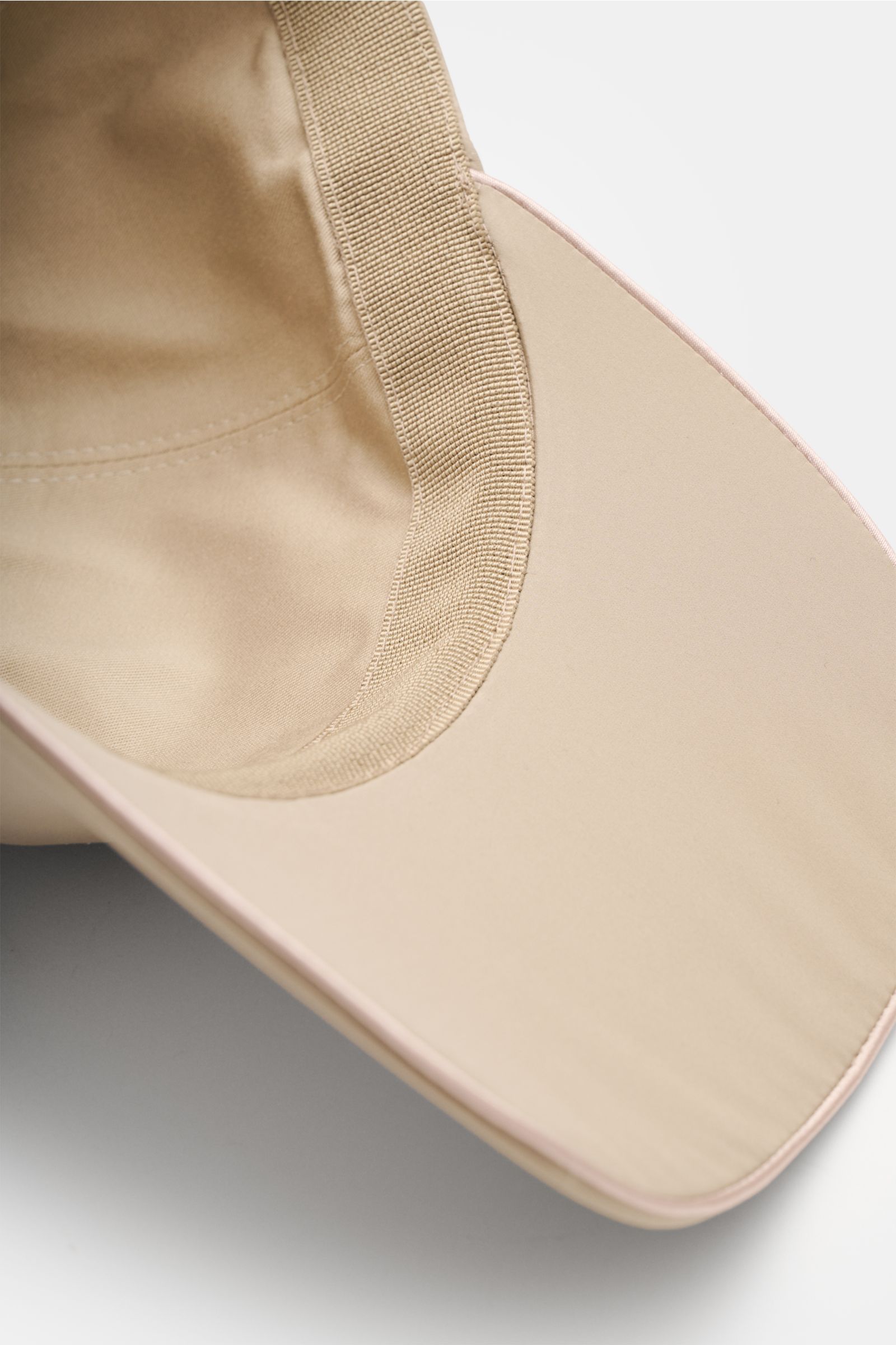 Nahaufnahme der Aurélien Baseball-Cap beige von unten, gebogener Schirm, hochwertige Microfaser, tonales Logo-Stitching, Futter aus Baumwolle.