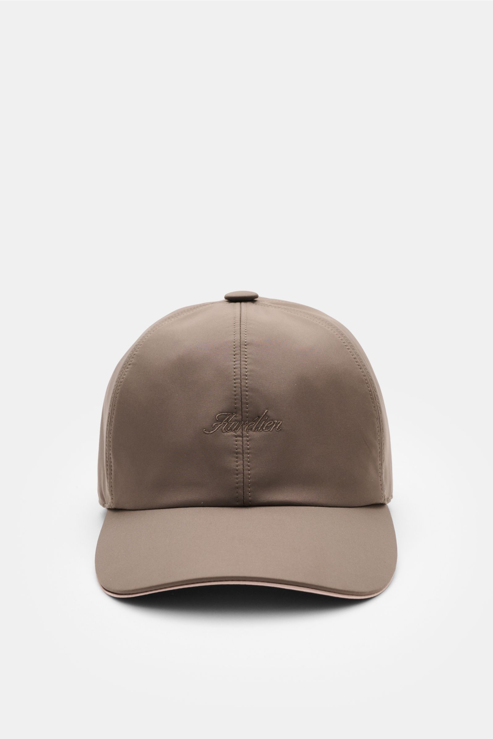 Aurélien Baseball-Cap taupe in Frontansicht, sportive Eleganz, Microfaser, geschmeidig, Six-Panel, tonales Logo-Stitching.