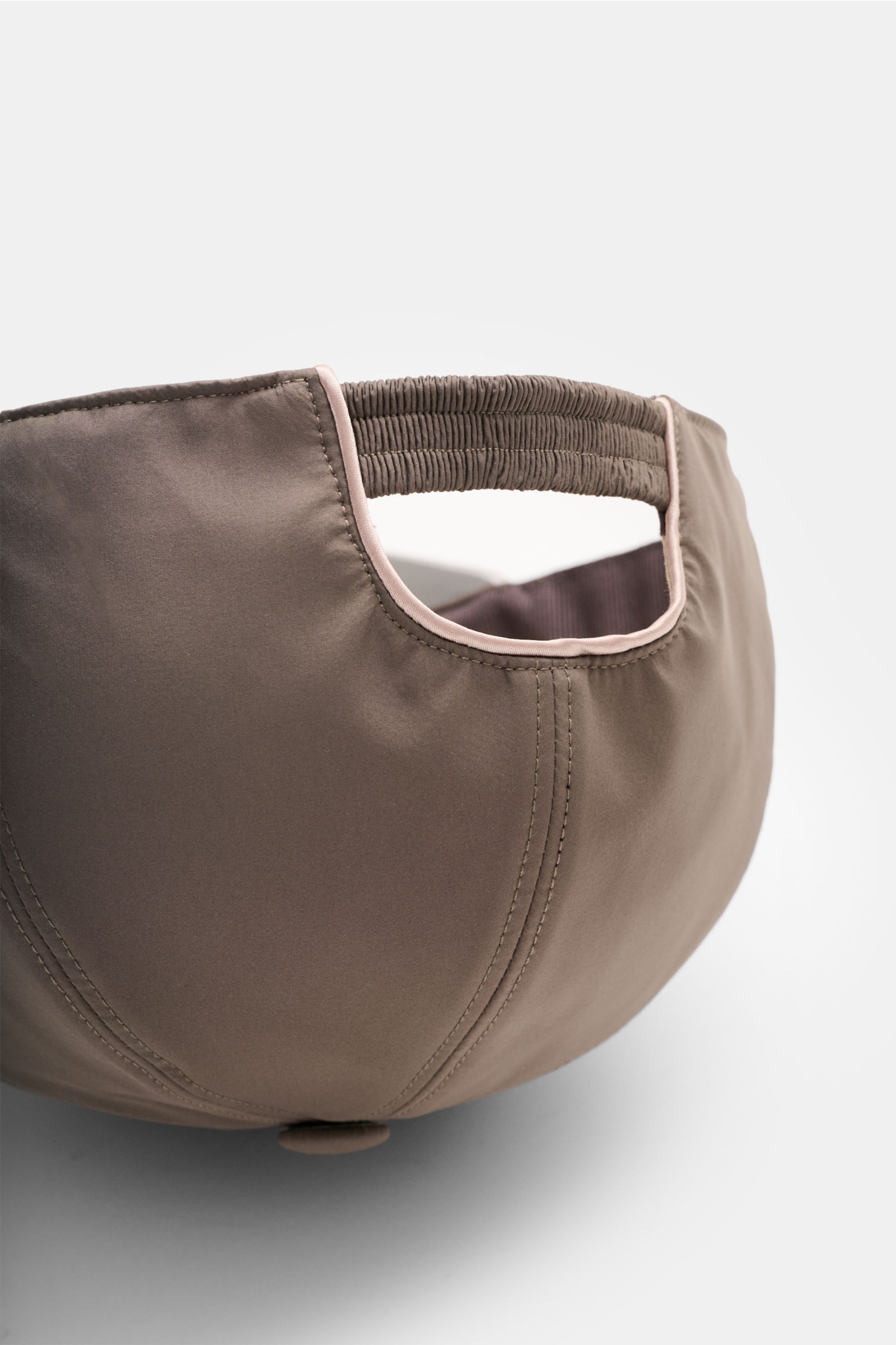 Aurélien Baseball-Cap taupe, Rückansicht, sportive Eleganz, Microfaser, Six-Panel-Stil, gebogener Schirm, tonales Logo-Stitching, Baumwollfutter.