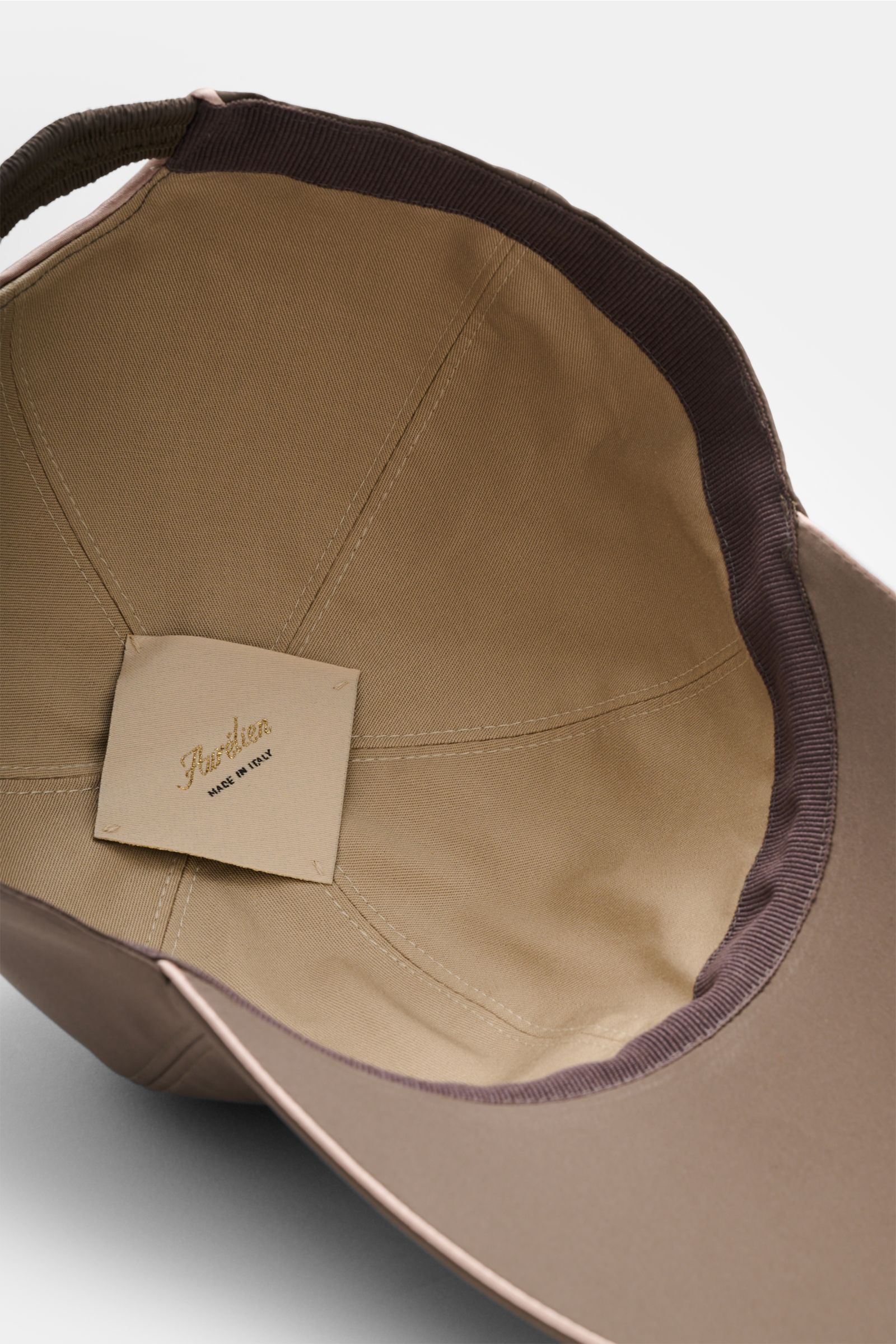 Innenansicht der Aurélien Baseball-Cap taupe von oben, sportive Eleganz mit hochwertiger Microfaser, Six-Panel-Stil, Baumwollfutter.