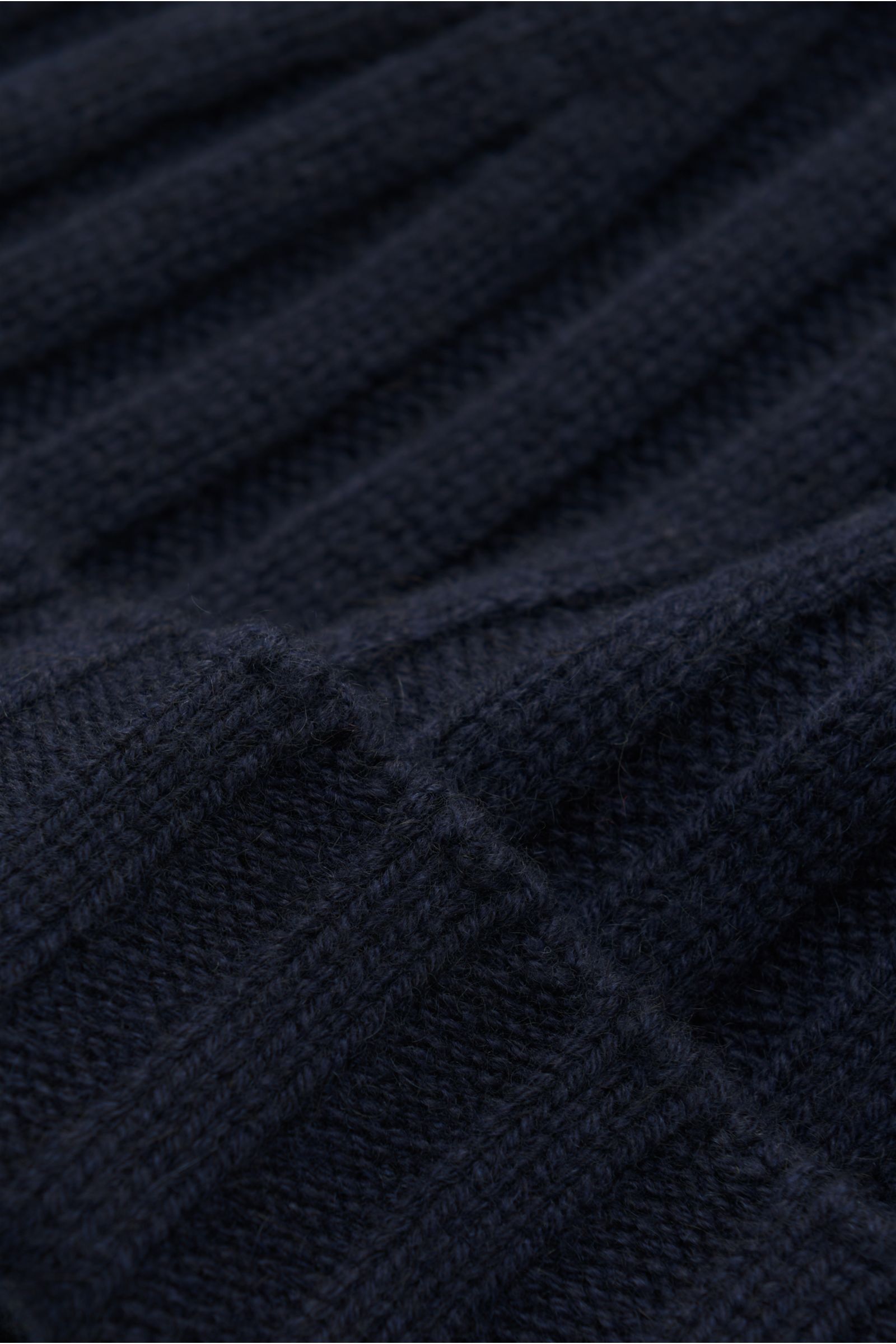 Nahaufnahme der von Braun Cashmere Mütze navy mit feinem Rippstrick, schmalem Umschlag und sehr weichem Griff aus reinem mongolischen Cashmere.