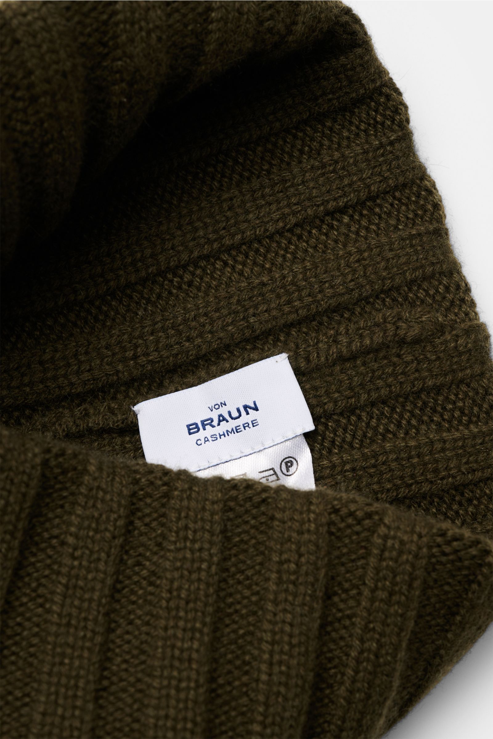 Nahaufnahme der von Braun Cashmere Mütze oliv mit feinem, klassischem Rippstrickmuster, schmalem Umschlag und weichem Griff aus reinem mongolischem Cashmere.
