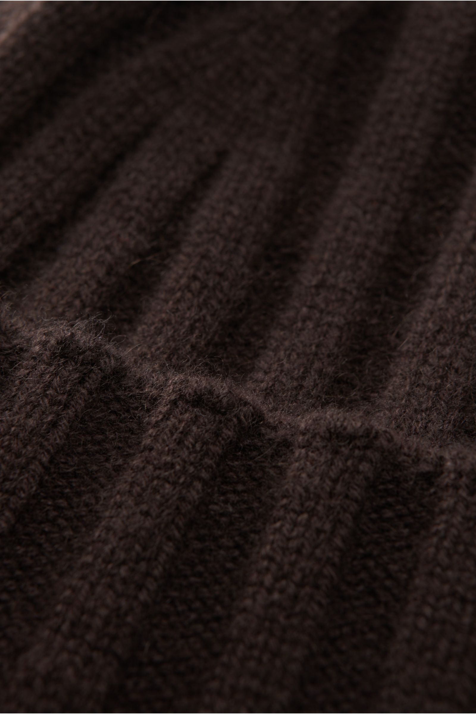 Nahaufnahme der von Braun Cashmere Mütze dunkelbraun mit feinem, klassischem Rippstrickmuster und schmalem Umschlag, sehr weich.