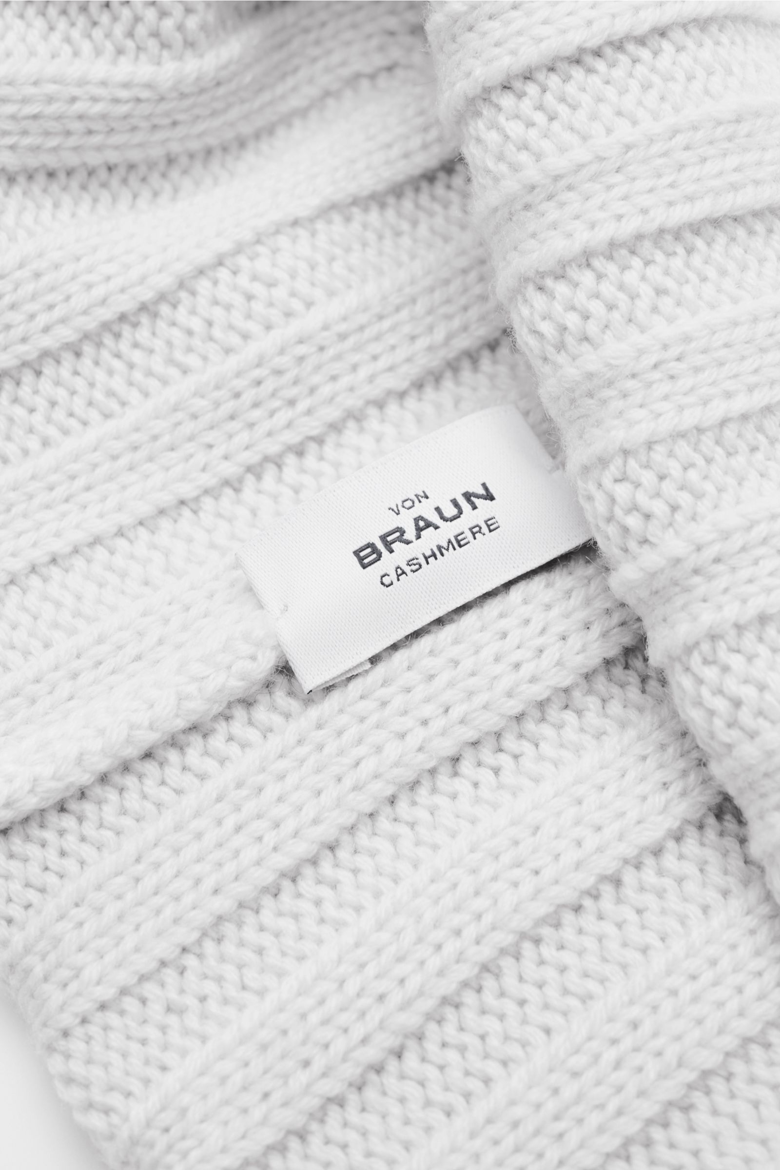 von Braun Cashmere Mütze hellgrau in Nahaufnahme, feines Rippstrickmuster, schmaler Umschlag, weicher Griff, reiner mongolischer Cashmere