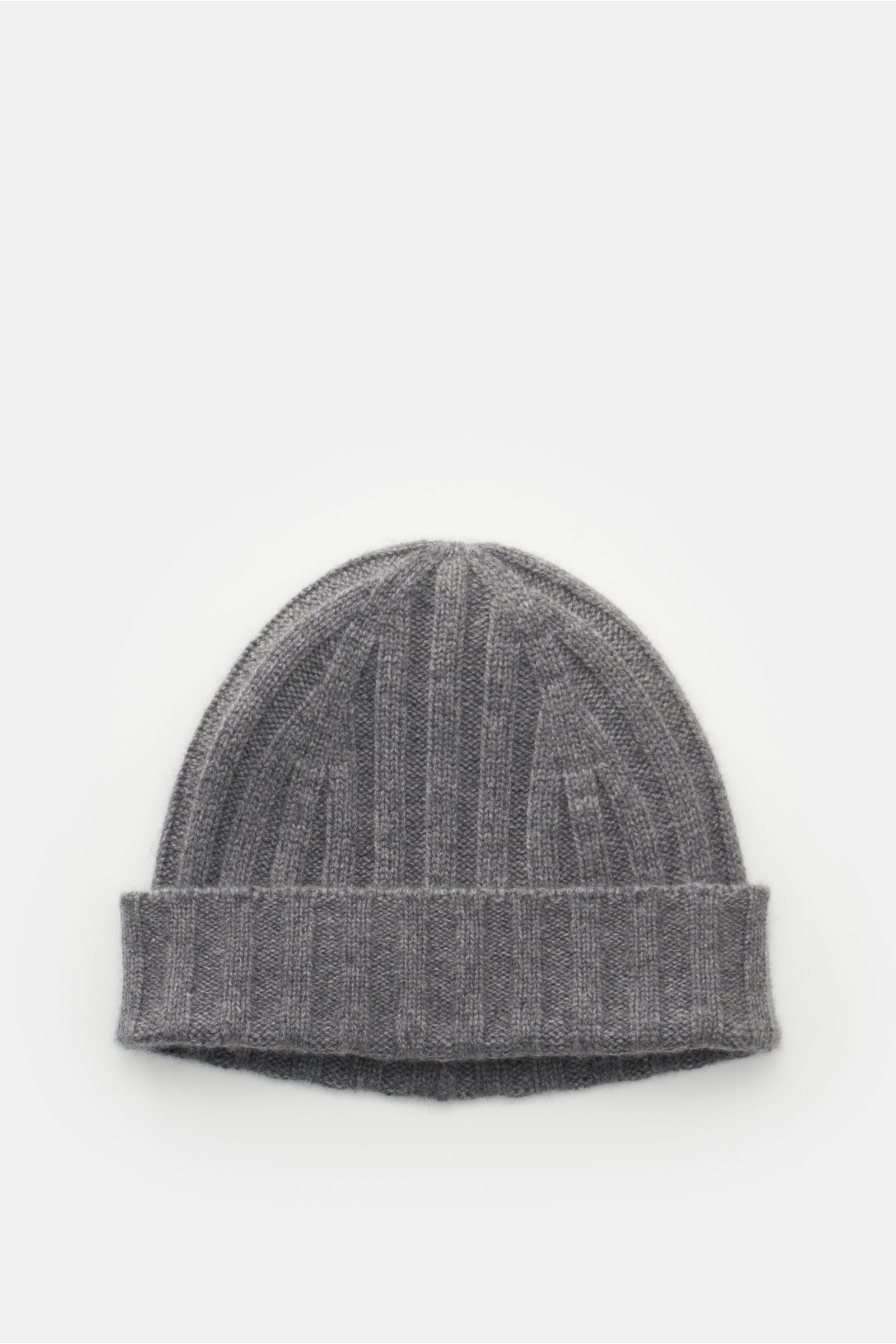 von Braun Cashmere Mütze grau meliert in Draufsicht, weicher Griff, feines Strickbild, klassisches Rippstrickmuster, schmaler Umschlag, reiner Cashmere.