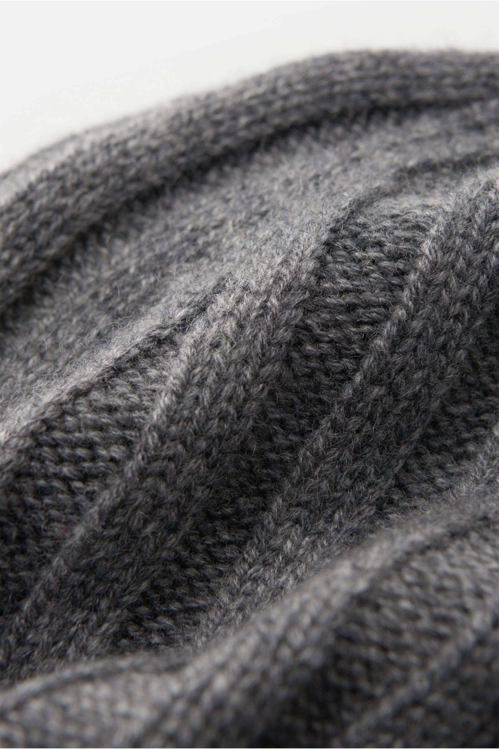 Nahaufnahme der von Braun Cashmere Mütze grau meliert aus reinem mongolischem Cashmere, weiches Rippstrickmuster mit schmalem Umschlag.