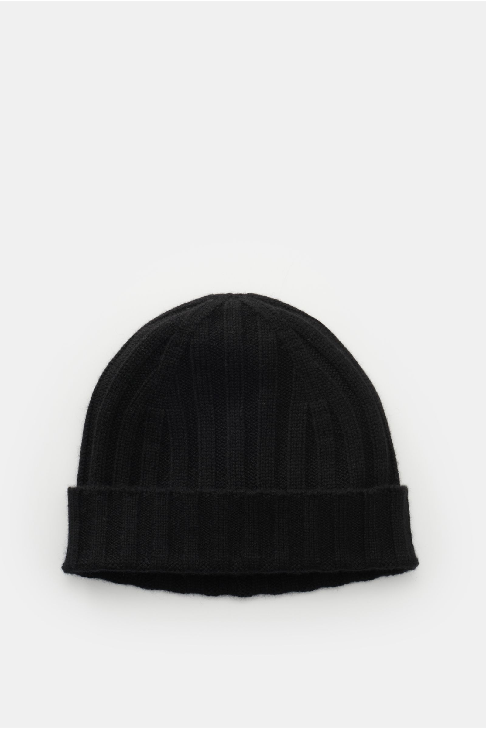 von Braun Cashmere Mütze schwarz, frontal fotografiert mit schmalem Umschlag, feinem Rippstrickmuster, weichem Griff aus reinem mongolischem Cashmere.