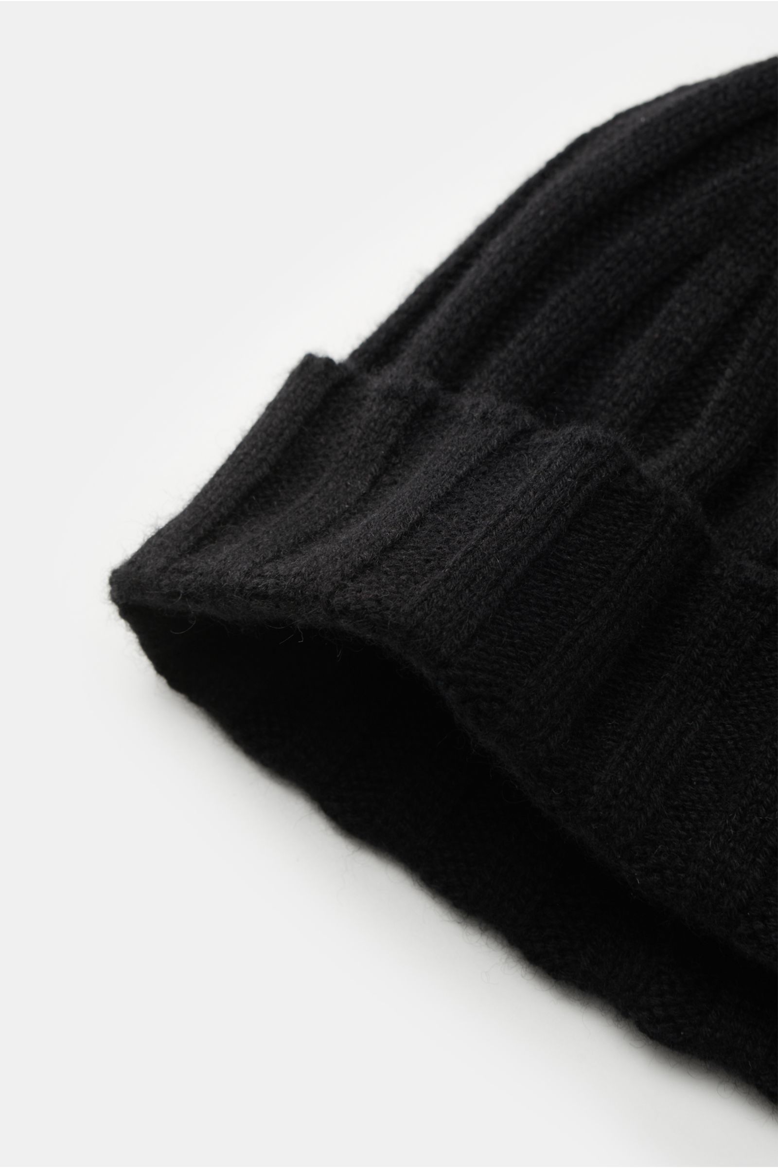 von Braun Cashmere Mütze schwarz aus reinem mongolischem Cashmere, feines Rippstrickmuster mit schmalem Umschlag, weicher Griff, Nahaufnahme seitlich