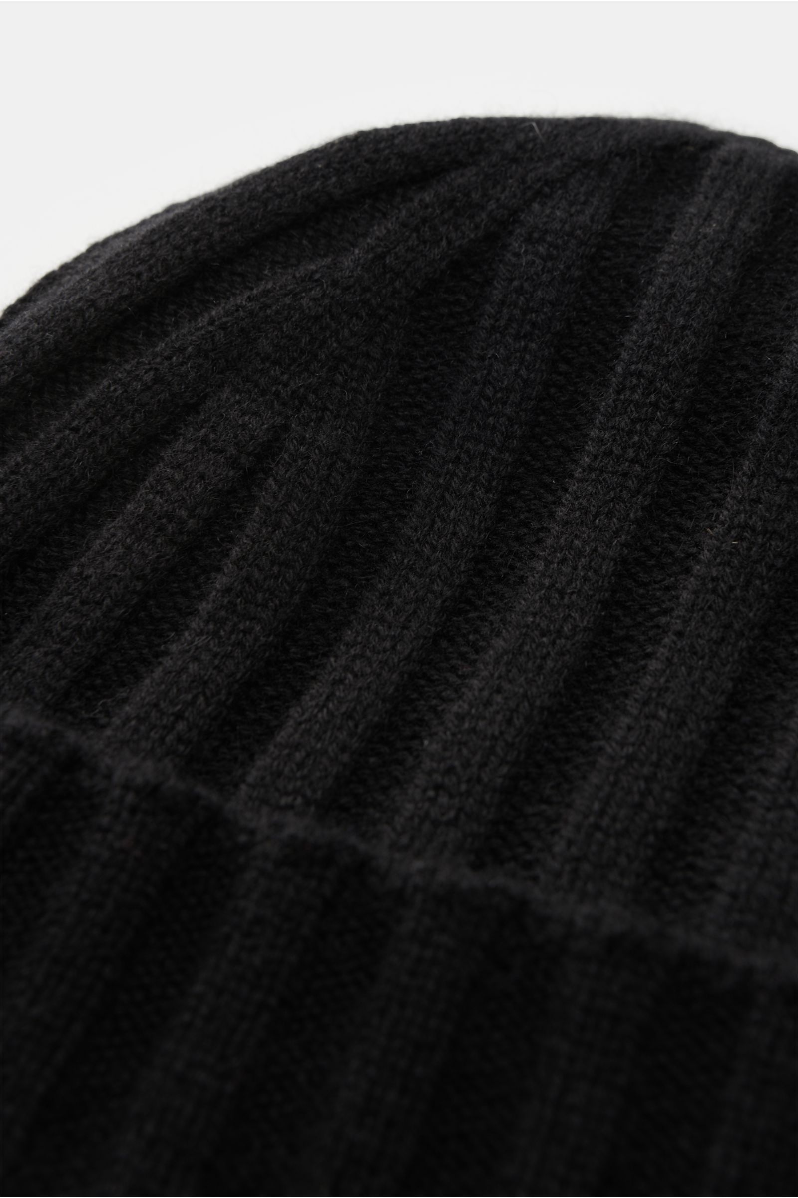 Nahaufnahme der von Braun Cashmere Mütze schwarz, aus reinem mongolischem Cashmere mit feinem, weichem Rippstrickmuster und schmalem Umschlag.