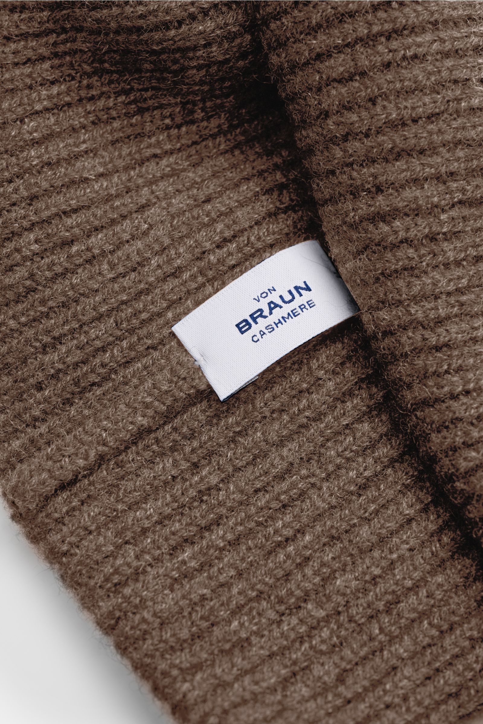 Nahaufnahme der von Braun Cashmere Mütze braun meliert mit feinem Rippstrickmuster, schmalem Umschlag und weichem Griff aus reinem mongolischem Cashmere.