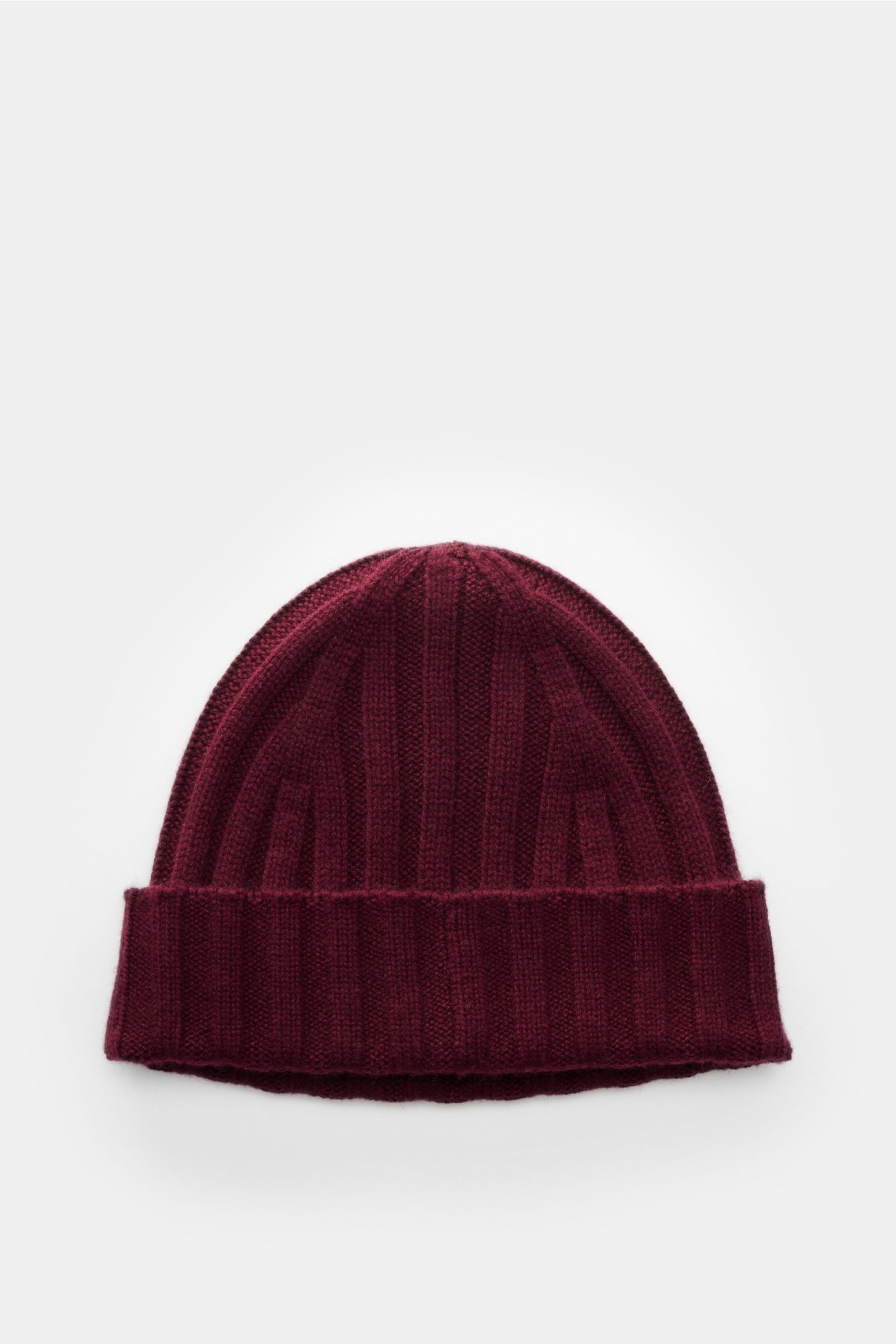 von Braun Cashmere Mütze bordeaux, frontal aus leicht oben, feines Rippstrickmuster, schmaler Umschlag, reiner Cashmere, sehr weich, softe Strickmütze.