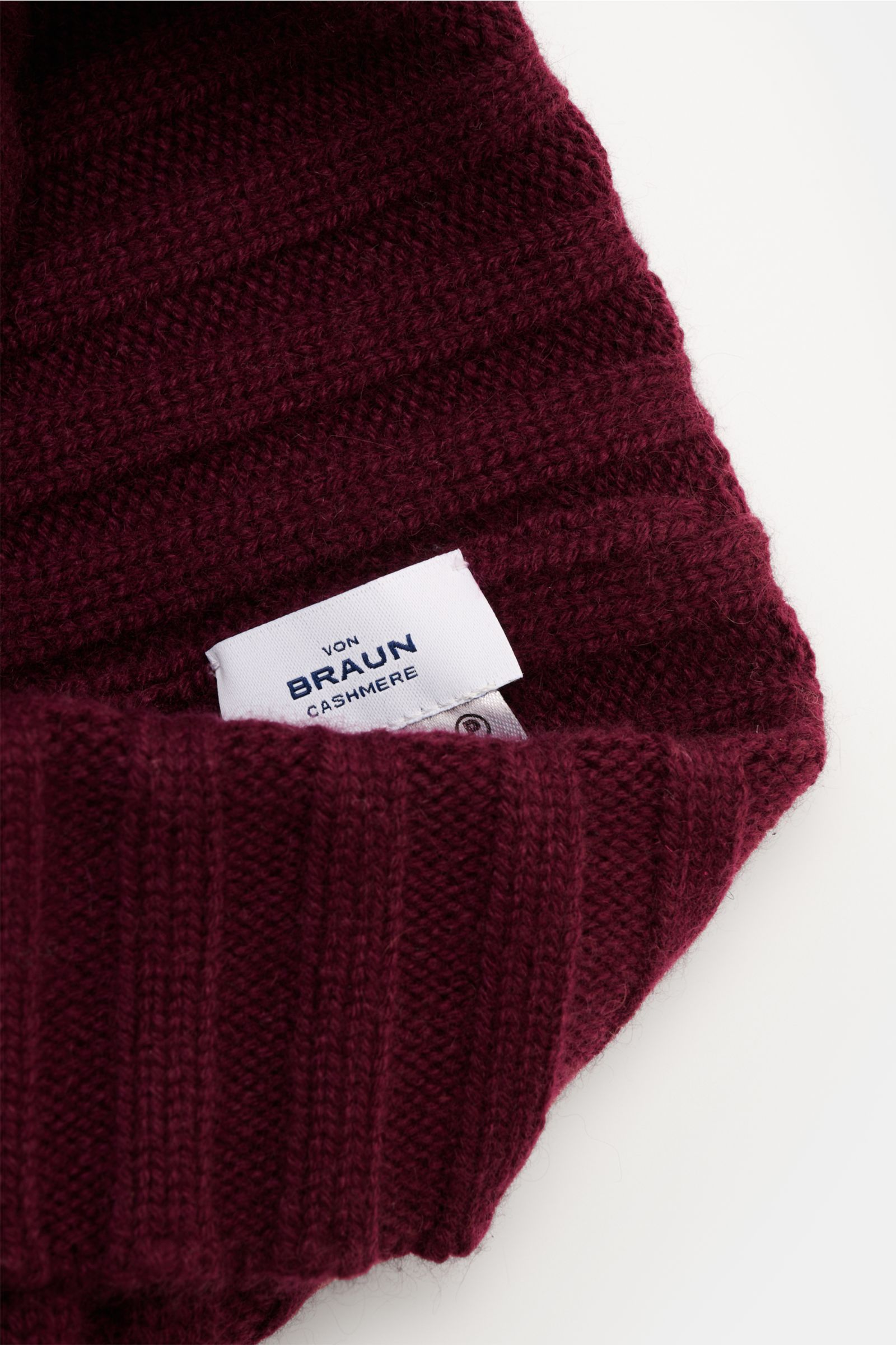 von Braun Cashmere Mütze bordeaux, Nahaufnahme von oben, reiner Cashmere, weicher Griff, feines Strickbild, klassisches Rippmuster, schmaler Umschlag