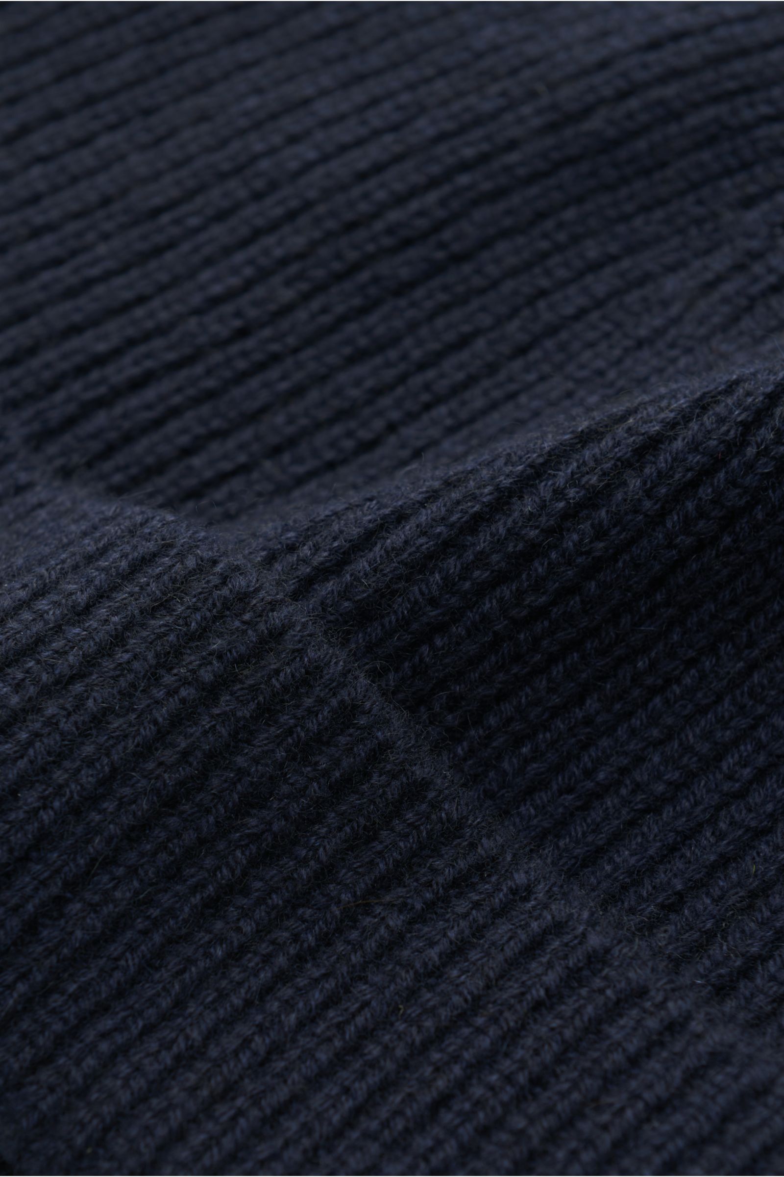 Nahaufnahme der von Braun Cashmere Mütze navy aus weichem, reinem Cashmere mit feinem Patentstrickmuster und schmalem Umschlag.