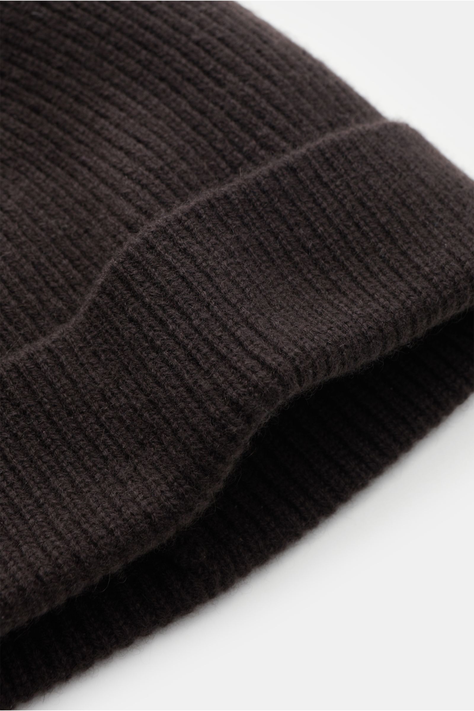 Nahaufnahme der von Braun Cashmere Mütze dunkelbraun mit schmalem Umschlag, feinem Patentstrickmuster und weichem Griff aus reinem Cashmere.