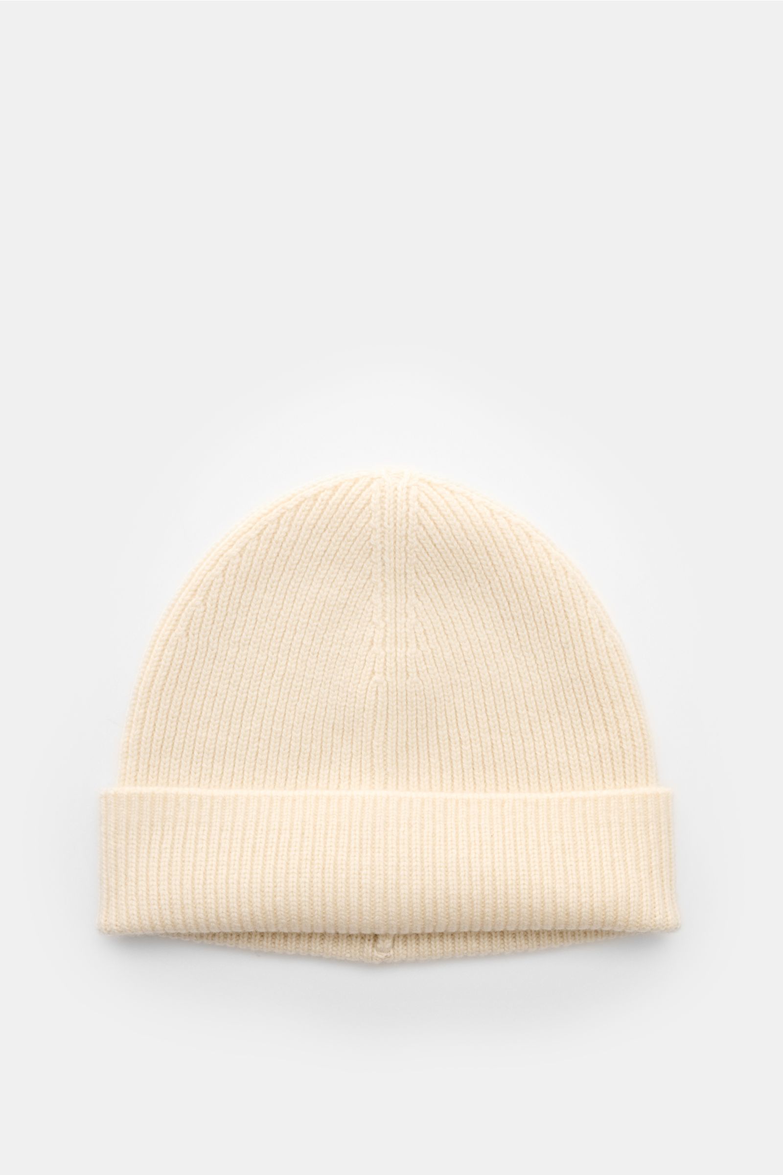 Top-down view of von Braun Cashmere beanie off-white in a classic brioche knit pattern with small turn-up, made of pure soft cashmere. Wear it with a classic winter coat or high function down jacket: This soft VON BRAUN knitted beanie is made of luxurious