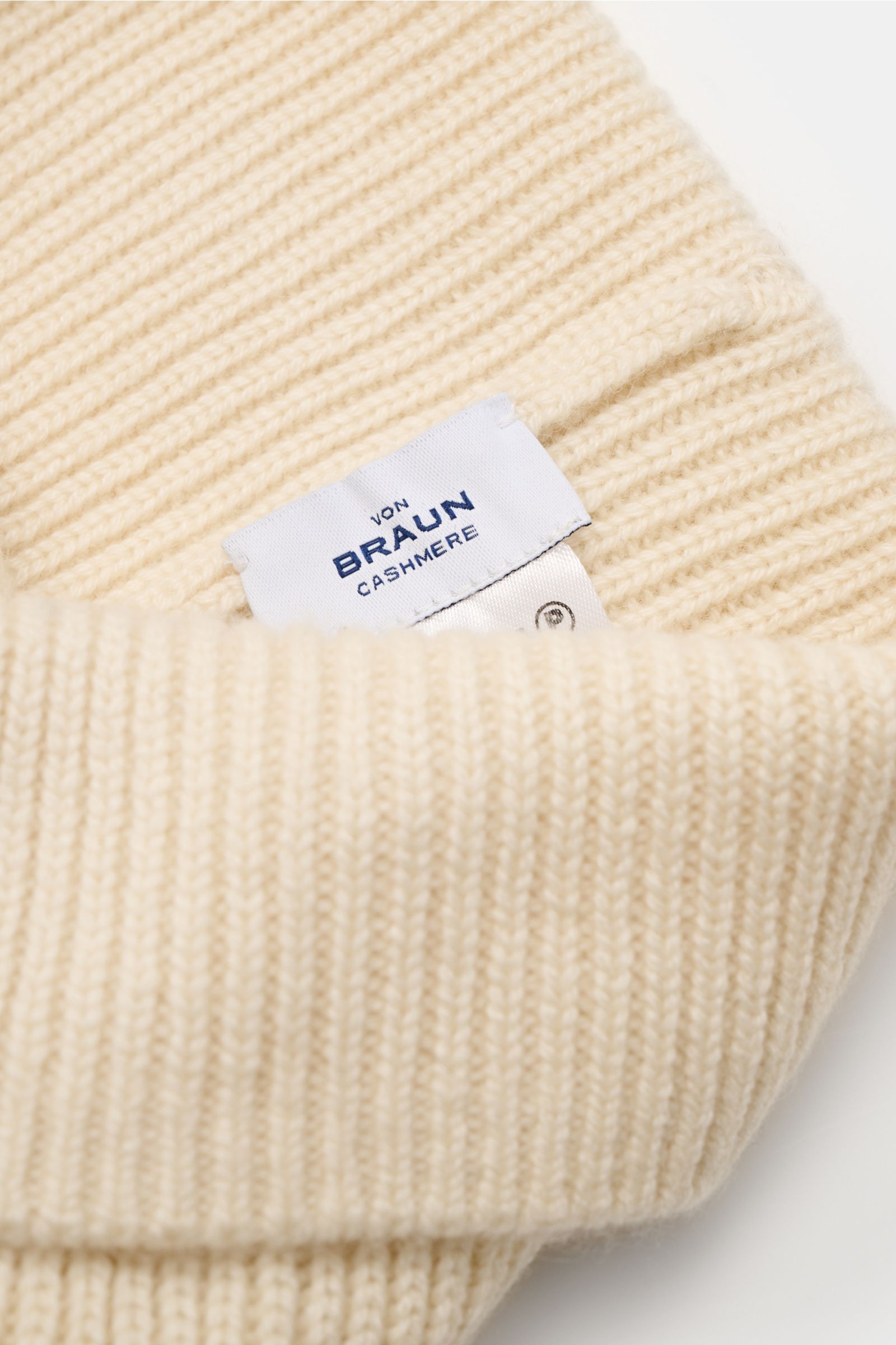 Close-up front view of the von Braun Cashmere beanie off-white showing the fine brioche knit, small turn-up, and label; pure cashmere.