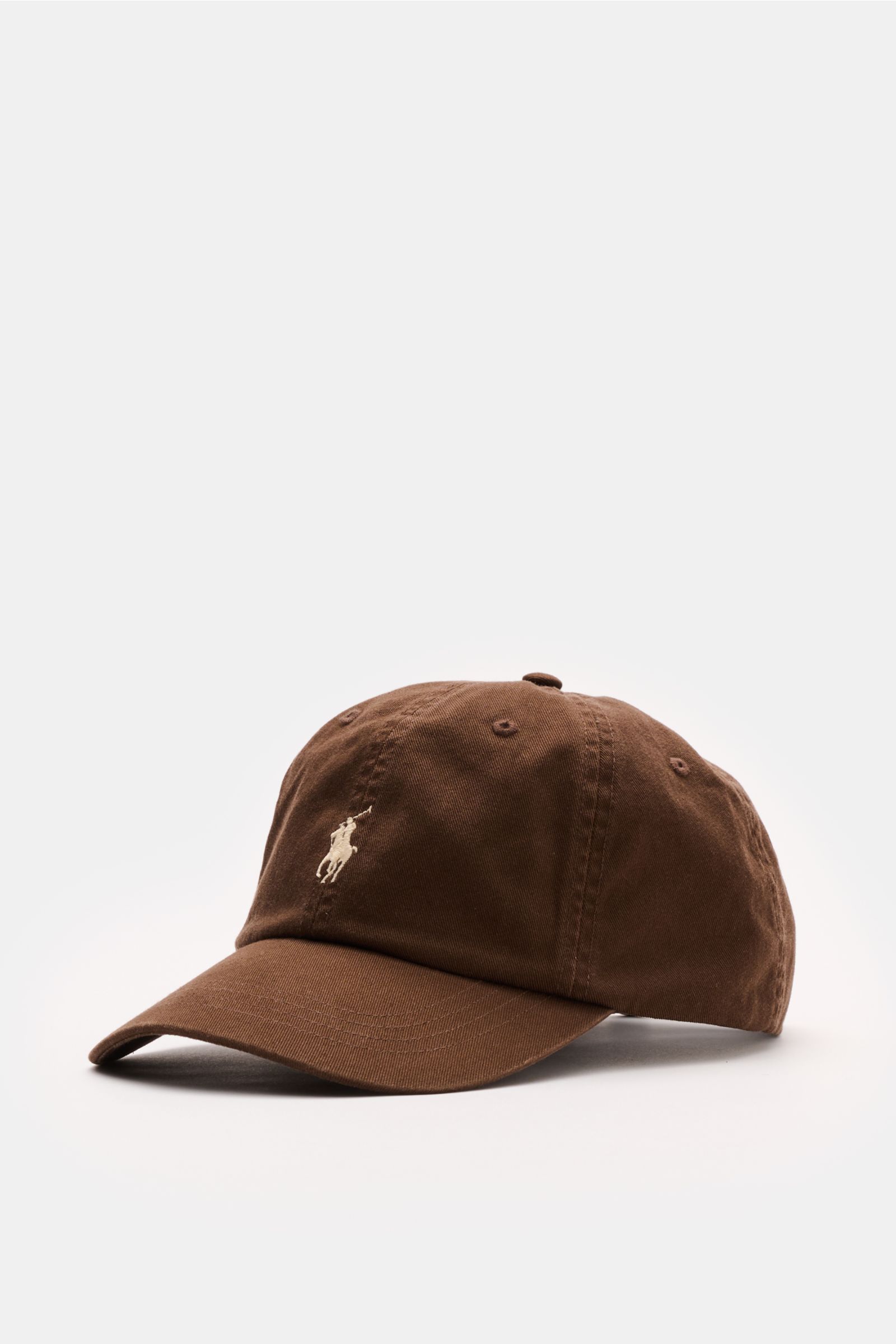 Polo Ralph Lauren Baseball-Cap braun aus Baumwolle, sechs-Panel-Design, gebogener Schirm, Logo-Stitching, verstellbar, seitlich liegend fotografiert.