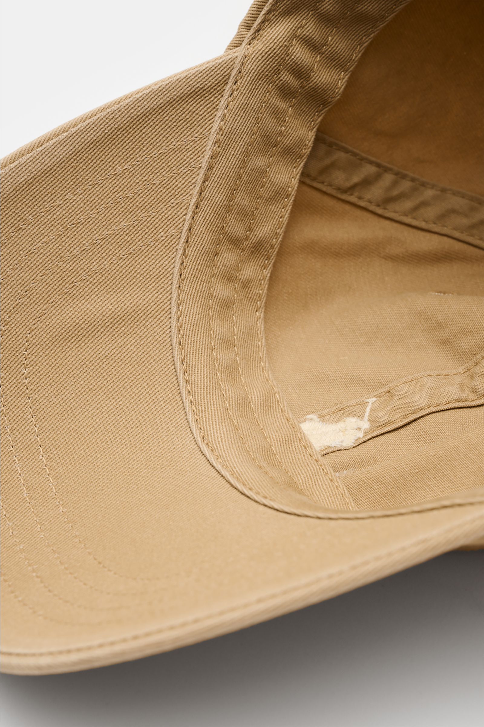 Polo Ralph Lauren Baseball-Cap beige shown from a close-up top-front angle, highlighting pure cotton fabric, classic six-panel design, logo stitching on the front, and adjustable closure. Lässige Looks: Die Baseball-Cap von POLO RALPH LAUREN überzeugt als