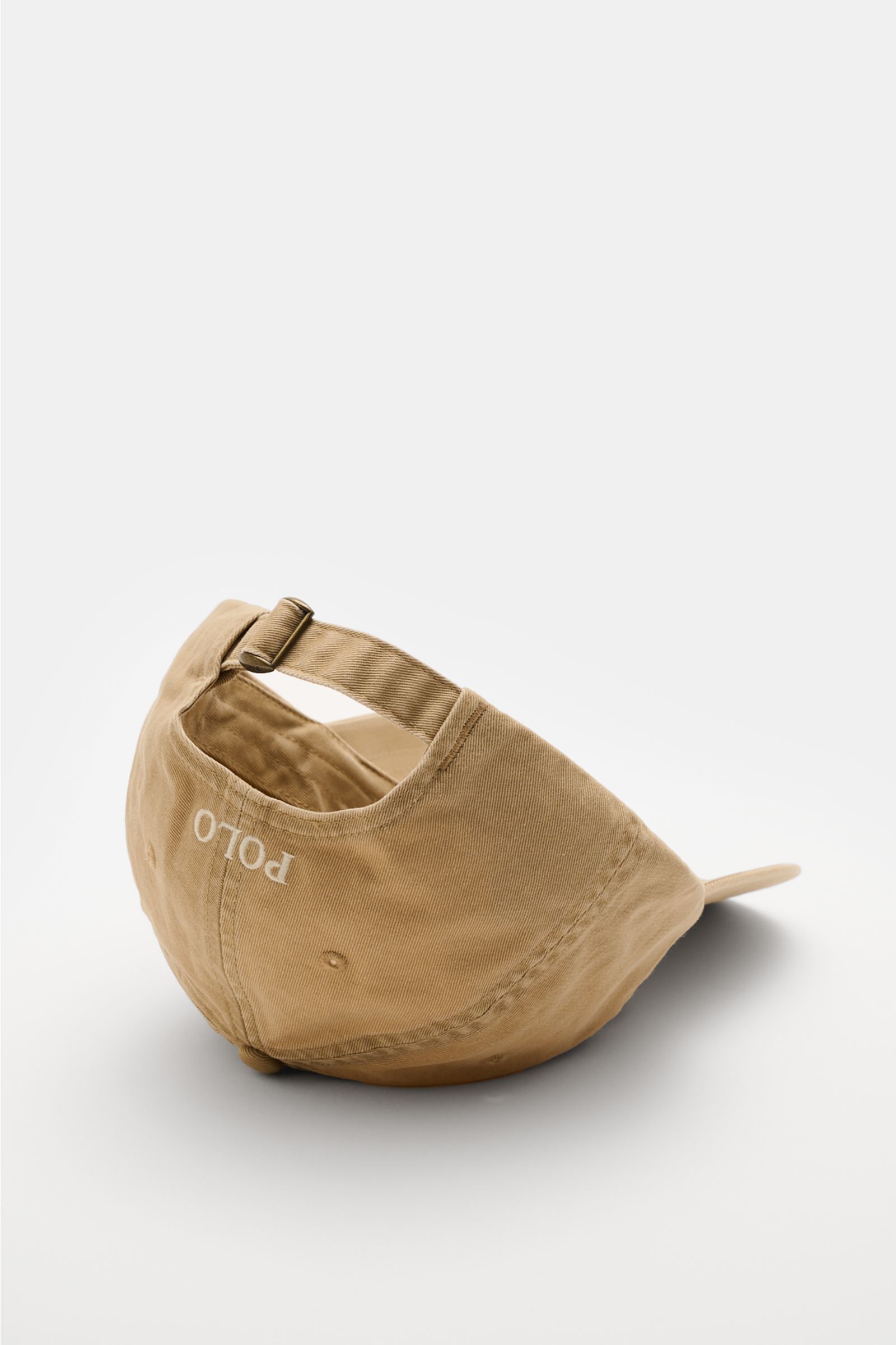 Beige Polo Ralph Lauren Baseball-Cap shown from the back right side, made of pure cotton with classic six-panel design, logo stitching on front, and adjustable strap; lässige Looks: Die Baseball-Cap von POLO RALPH LAUREN überzeugt als vielseitiges Accesso