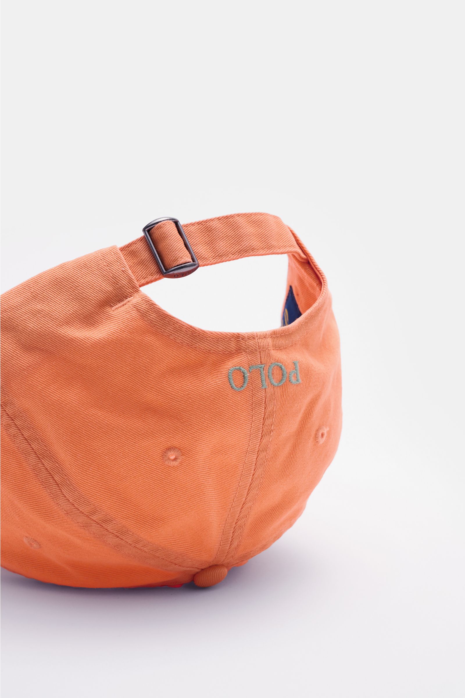 Rear close-up of Polo Ralph Lauren Baseball-Cap orange in pure cotton with adjustable strap, classic six-panel design, and logo stitching on the back. Lässige Looks: Die Baseball-Cap von POLO RALPH LAUREN überzeugt als vielseitiges Accessoire für sportlic