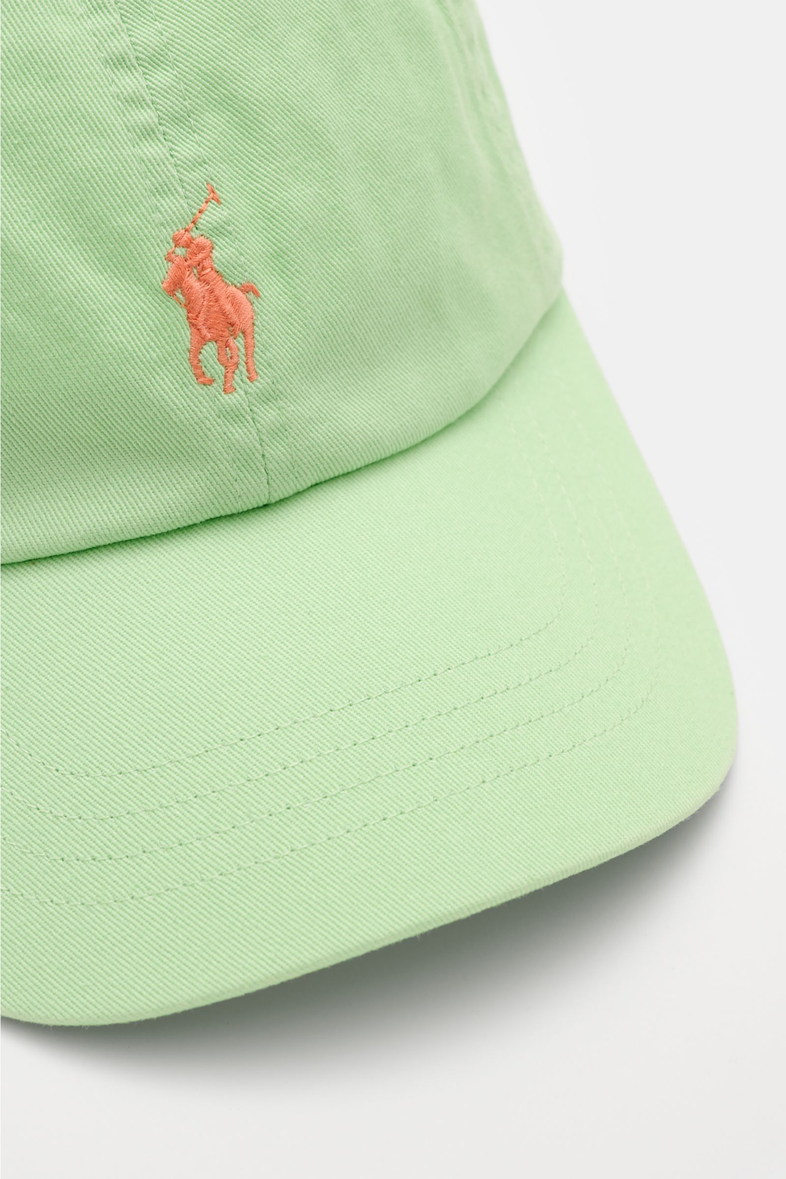 Polo Ralph Lauren Baseball-Cap hellgrün shown from a close-up front angle, made of pure cotton with a classic six-panel design, featuring logo stitching on the front and an adjustable closure. Lässige Looks: Die Baseball-Cap von POLO RALPH LAUREN überz