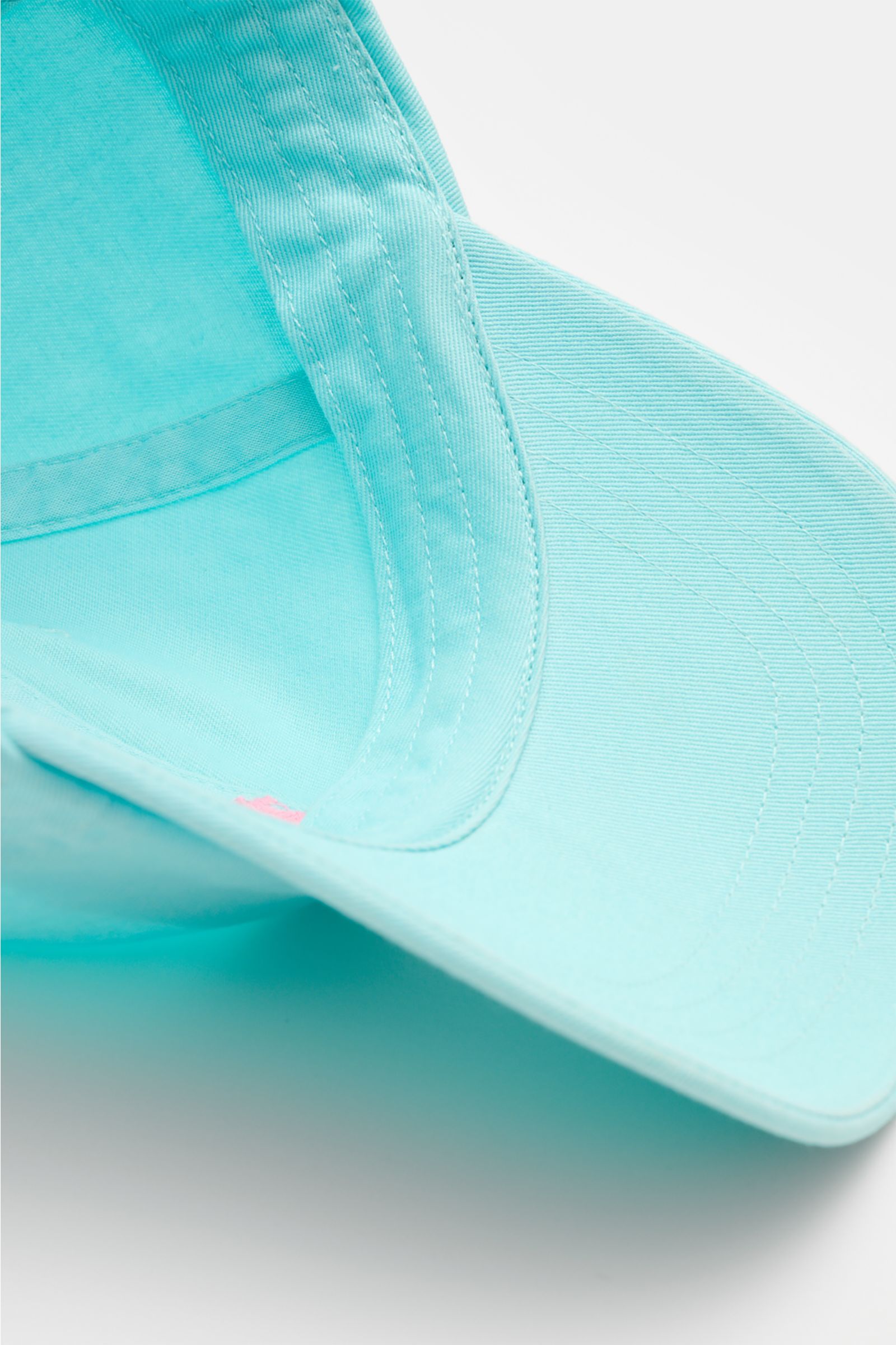 Polo Ralph Lauren Baseball-Cap hellblau shown from an inside front angle, made of pure cotton with classic six-panel design, logo stitching on front, and adjustable closure. Lässige Looks: Die Baseball-Cap von POLO RALPH LAUREN überzeugt als vielseitig