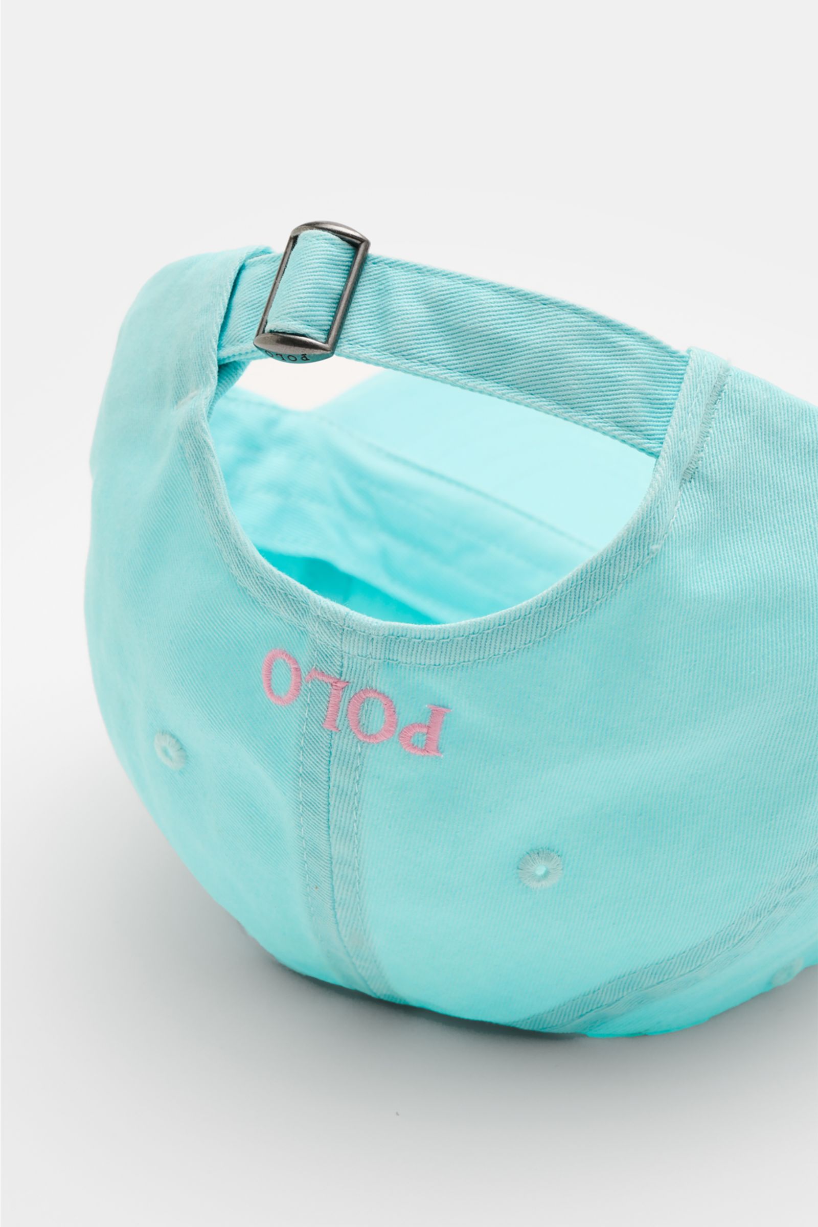 Polo Ralph Lauren Baseball-Cap hellblau shown from the back, made of pure cotton with adjustable strap, six-panel design, and pink logo stitching. Lässige Looks: Die Baseball-Cap von POLO RALPH LAUREN überzeugt als vielseitiges Accessoire für sportlich