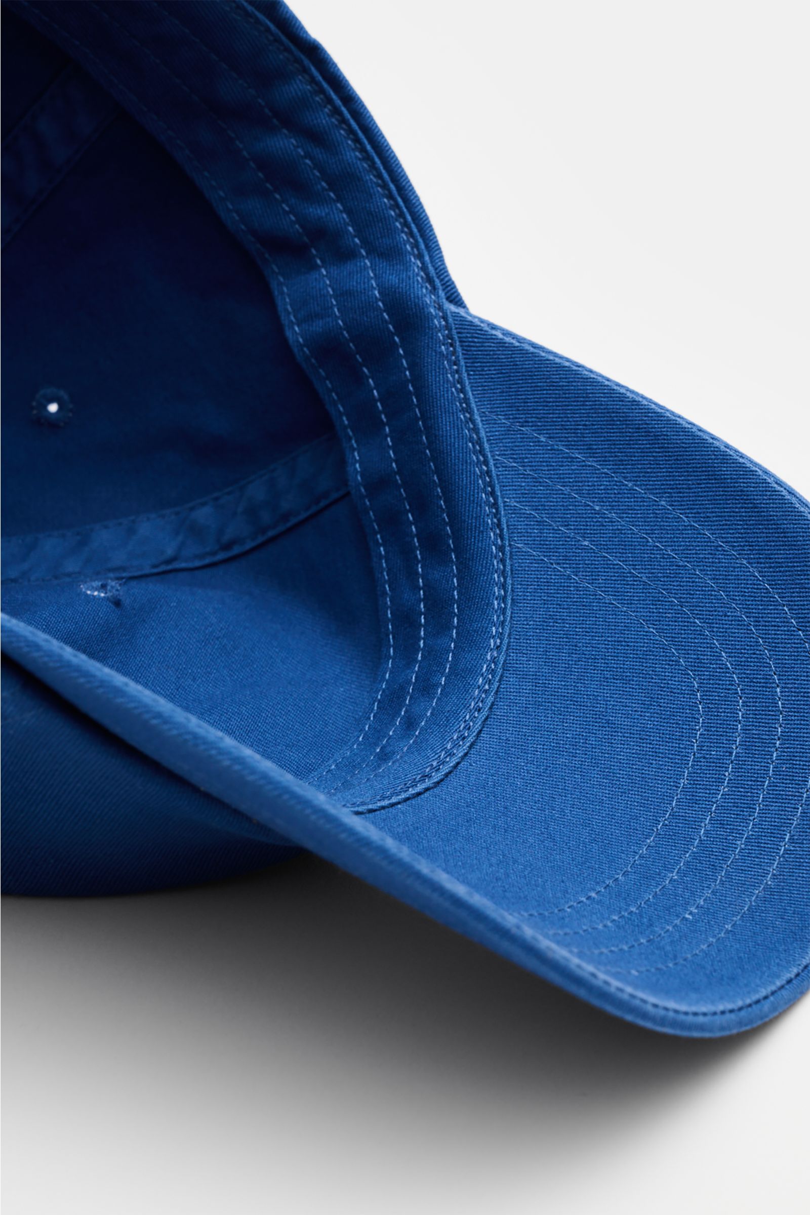Close-up inside view of the Polo Ralph Lauren Baseball-Cap dunkelblau showing the curved brim and stitching details, photographed from above. Lässige Looks: Die Baseball-Cap von POLO RALPH LAUREN überzeugt als vielseitiges Accessoire für sportlich-lege
