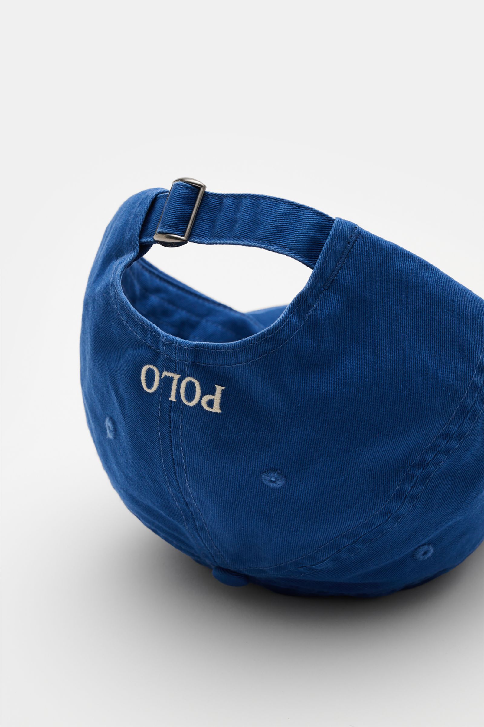 Back view of Polo Ralph Lauren Baseball-Cap dunkelblau in dark blue, made of pure cotton, classic six-panel design, logo stitching on the front, adjustable strap buckle, photographed from a slightly elevated angle. Lässige Looks: Die Baseball-Cap von POLO