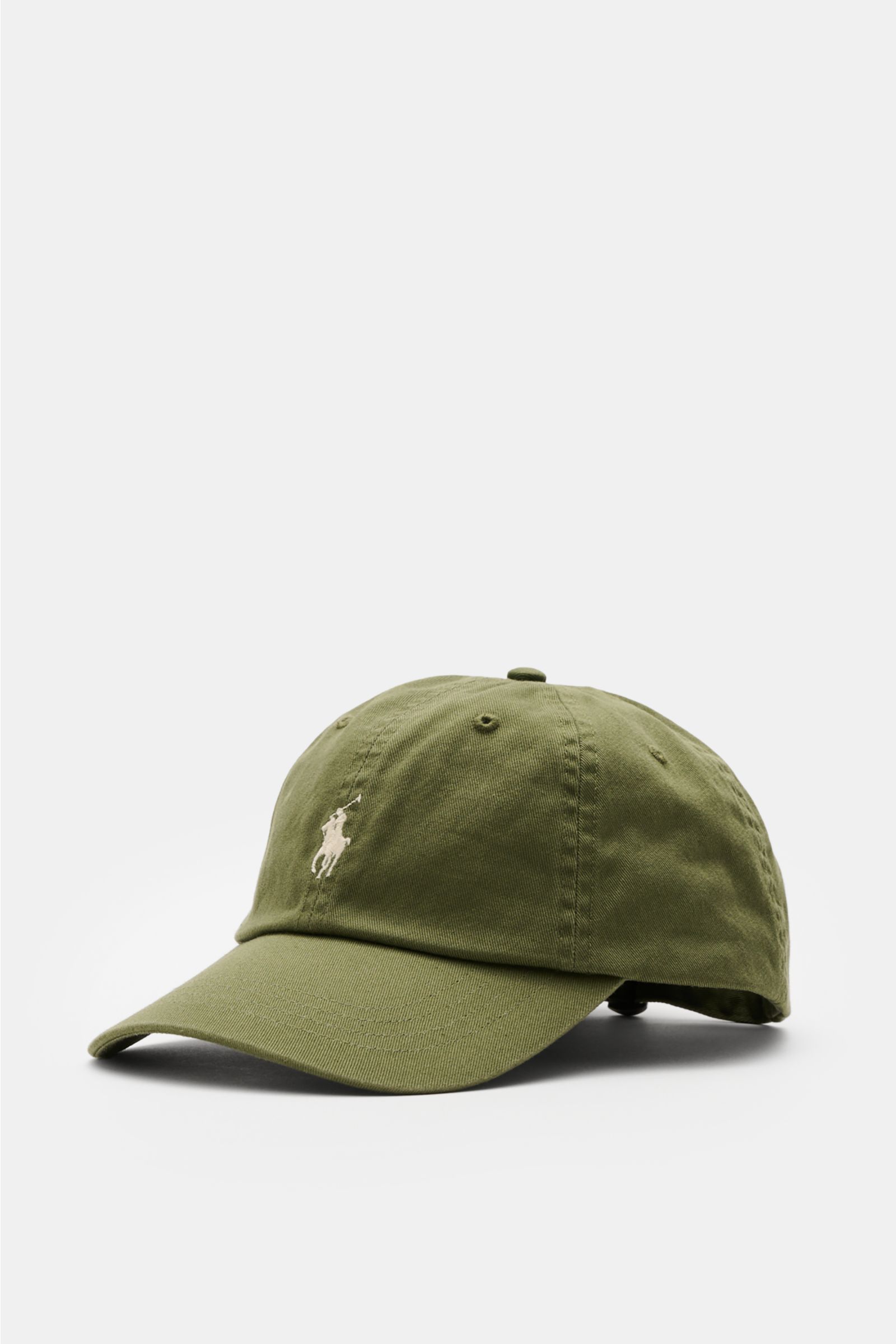 Polo Ralph Lauren Baseball-Cap oliv photographed from a low front-side angle, showing its olive cotton fabric, classic six-panel design, front logo stitching, and adjustable strap; lässige Looks: Die Baseball-Cap von POLO RALPH LAUREN überzeugt als vielse
