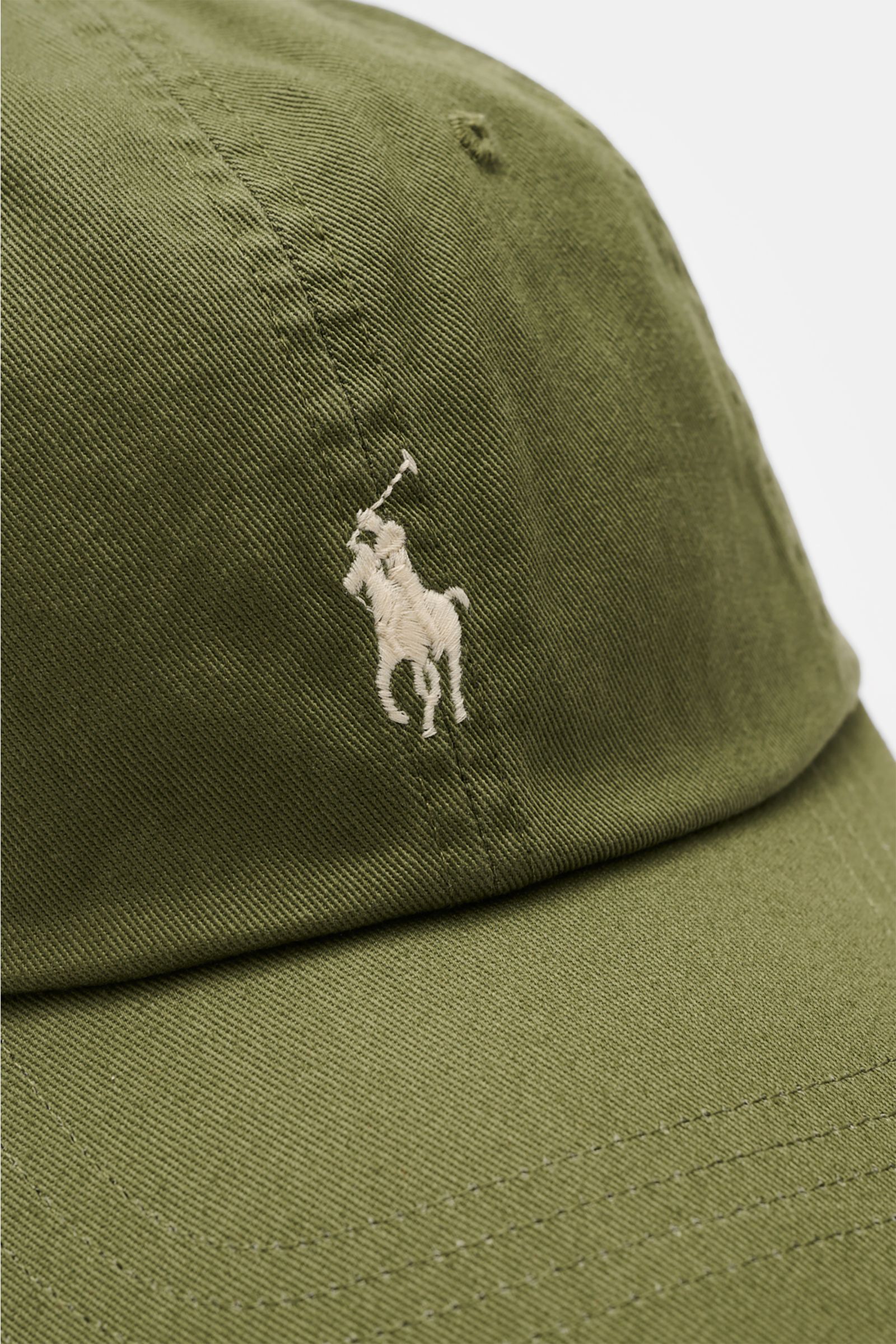 Close-up front-side view of Polo Ralph Lauren Baseball-Cap oliv in pure cotton with classic six-panel design, front logo stitching, and adjustable closure. Lässige Looks: Die Baseball-Cap von POLO RALPH LAUREN überzeugt als vielseitiges Accessoire für 