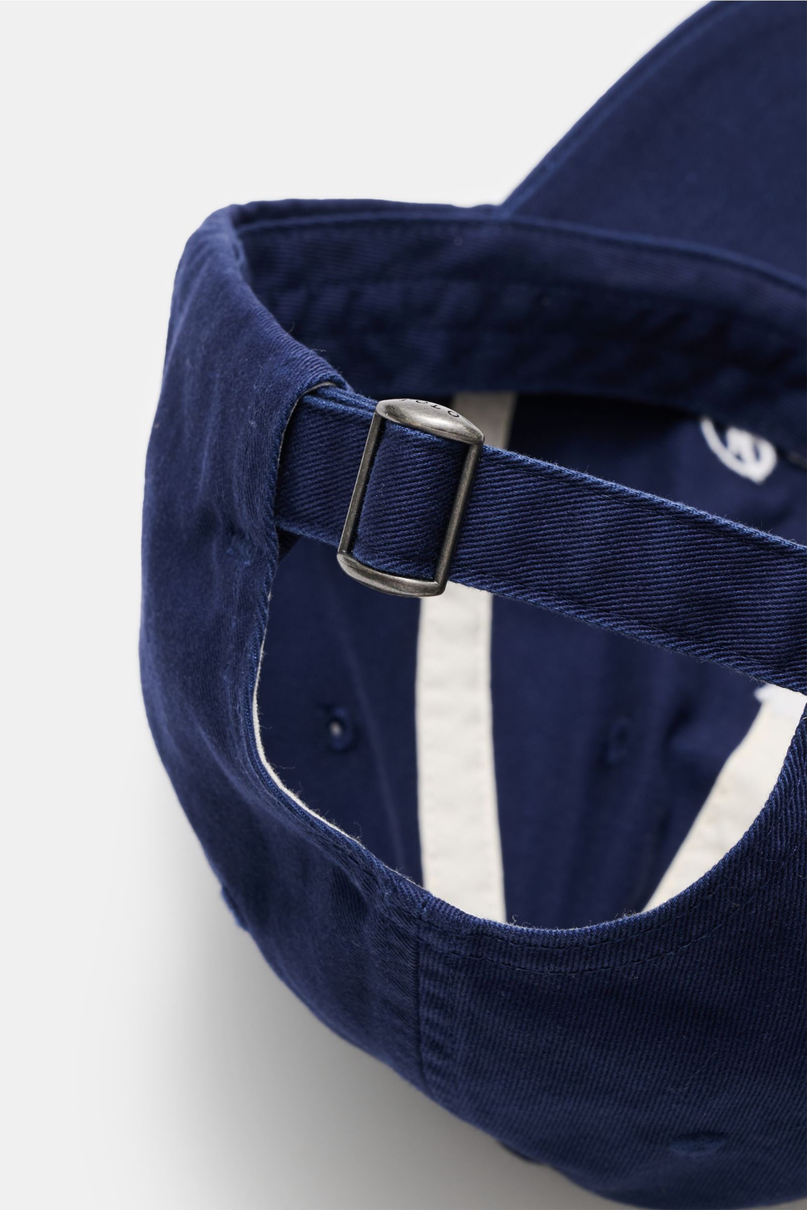 Nahaufnahme der Rückseite der Polo Ralph Lauren Baseball-Cap navy aus reiner Baumwolle mit verstellbarem Metallverschluss, sechs Paneln und maritimem Twist.