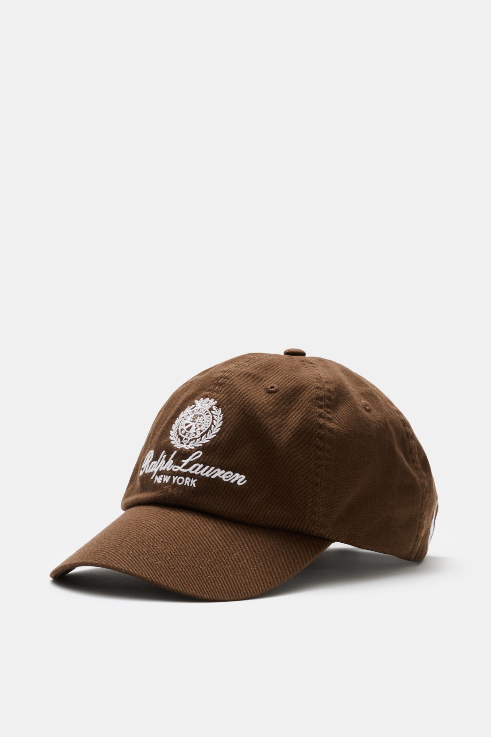 Polo Ralph Lauren Baseball-Cap braun, aus reiner Baumwolle im Six-Panel-Design mit leicht gebogenem Schirm, weißem Stitching, verstellbar, seitliche Draufsicht.