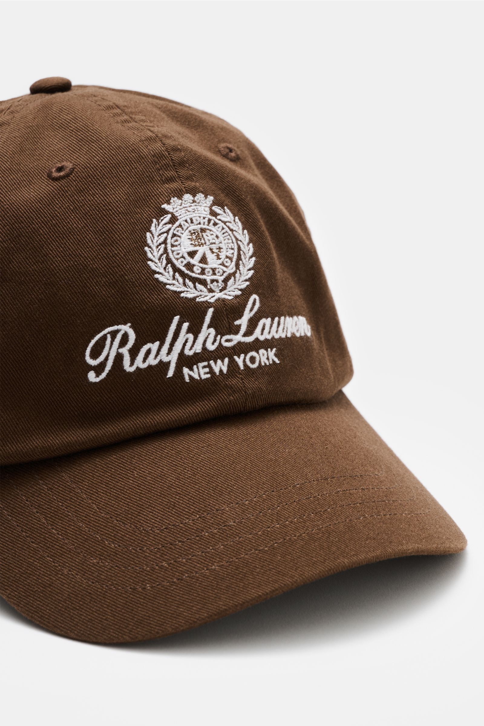 Polo Ralph Lauren Baseball-Cap braun aus reiner Baumwolle mit Six-Panel-Design, leicht gebogenem Schirm, weißem Stitching, verstellbarem Verschluss, Detailaufnahme von oben.
