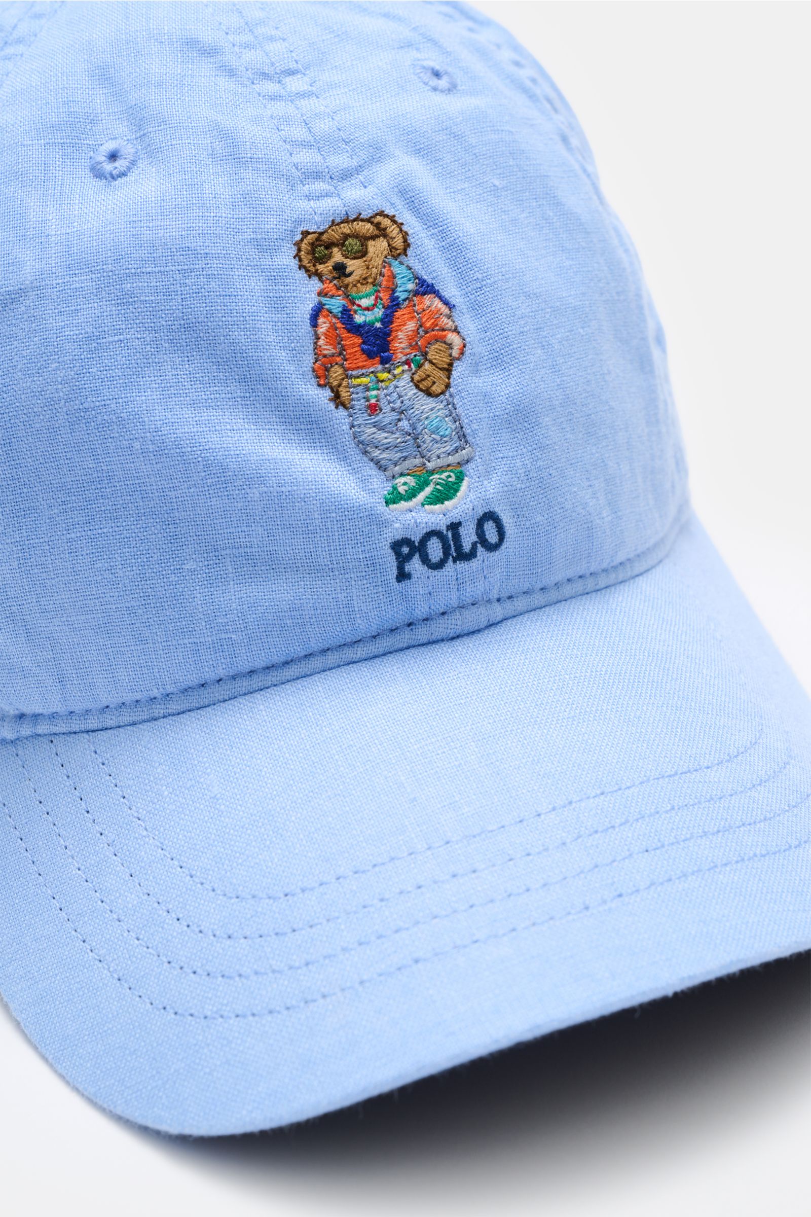 Polo Ralph Lauren Baseball-Cap hellblau aus Baumwolle, sechs Panels, weicher Griff, Polo-Bär-Stitching vorne, leicht gebogener Schirm, Leder-Verschluss, Nahaufnahme schräg von oben.