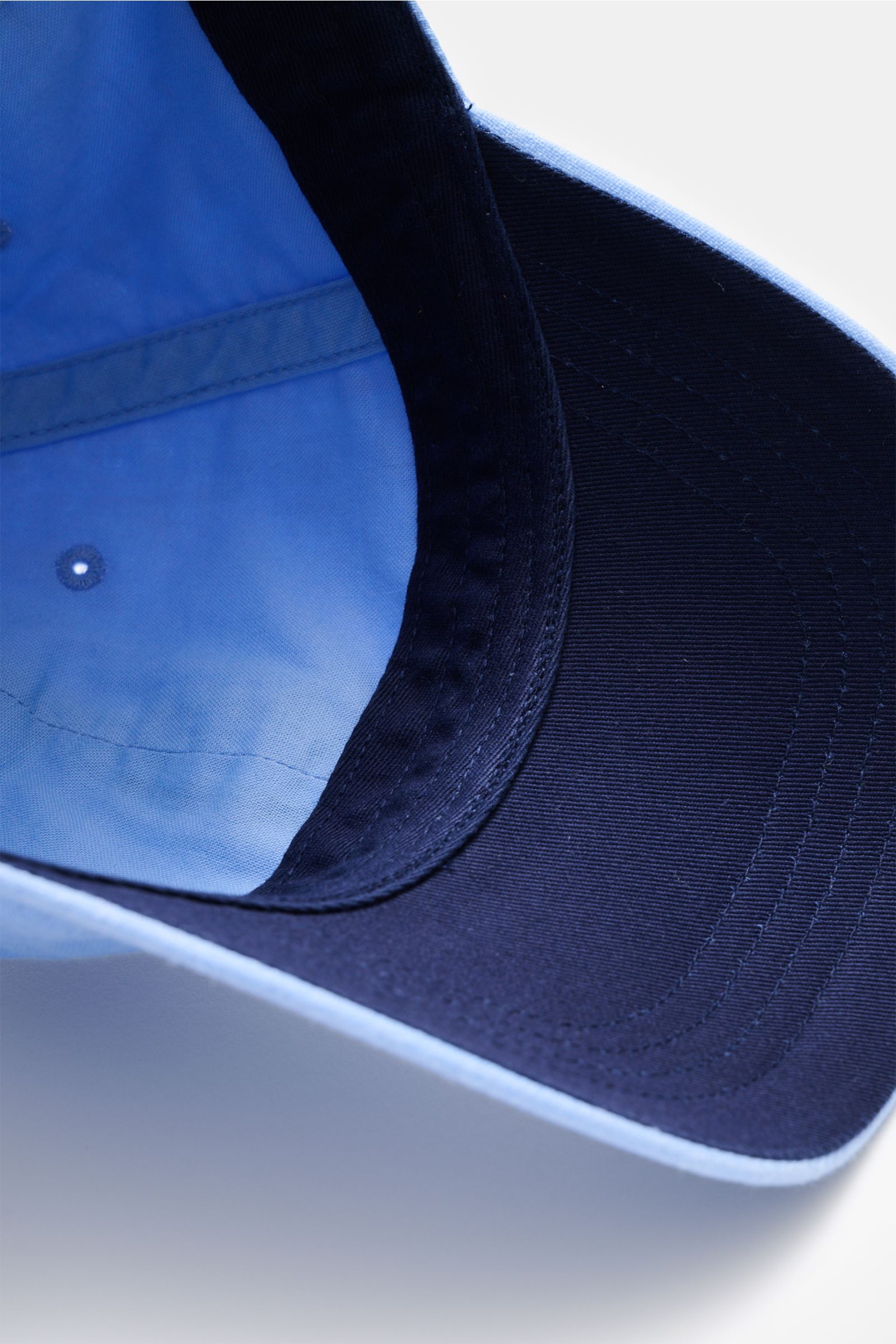 Hellblaue Polo Ralph Lauren Baseball-Cap, Nahaufnahme von innen mit sechs-Panel-Design, weichem Griff, Leder-Verschluss, Polo-Bär-Stitching und leicht gebogenem Schirm.