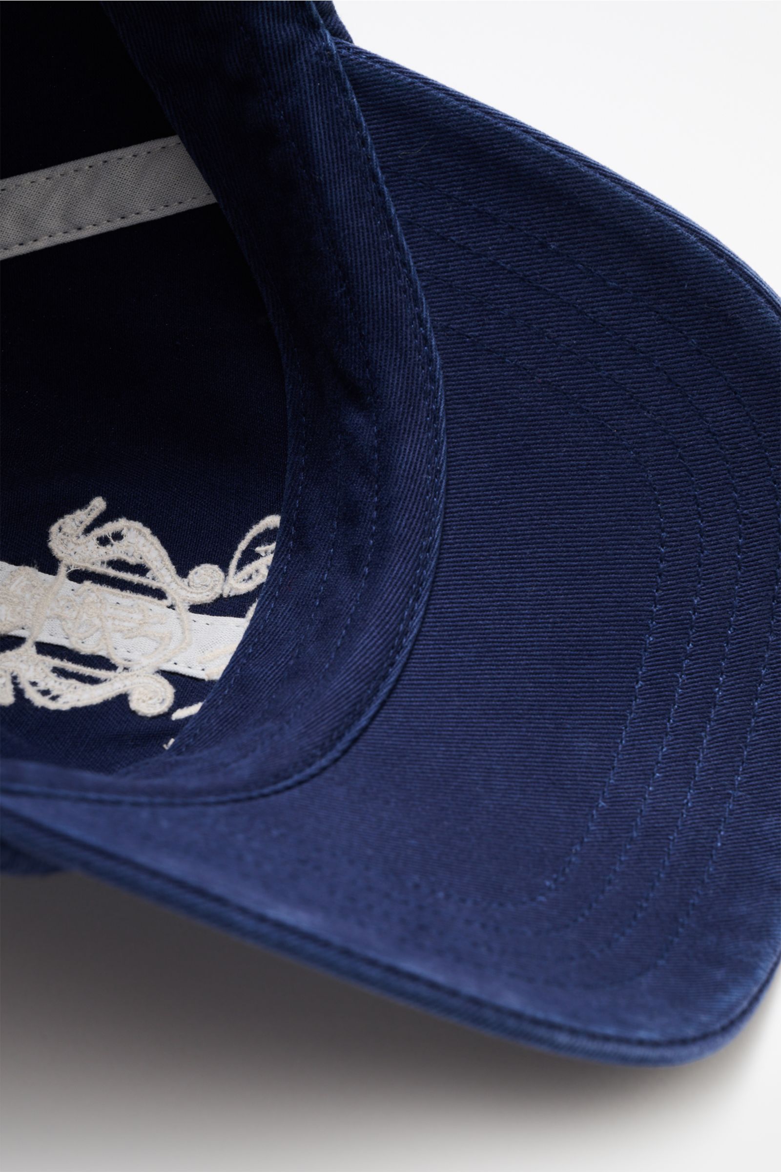 Nahaufnahme der Polo Ralph Lauren Baseball-Cap navy von unten, reine Baumwolle, Six-Panel-Design, leicht gebogener Schirm, verstellbarer Verschluss, maritime Optik.