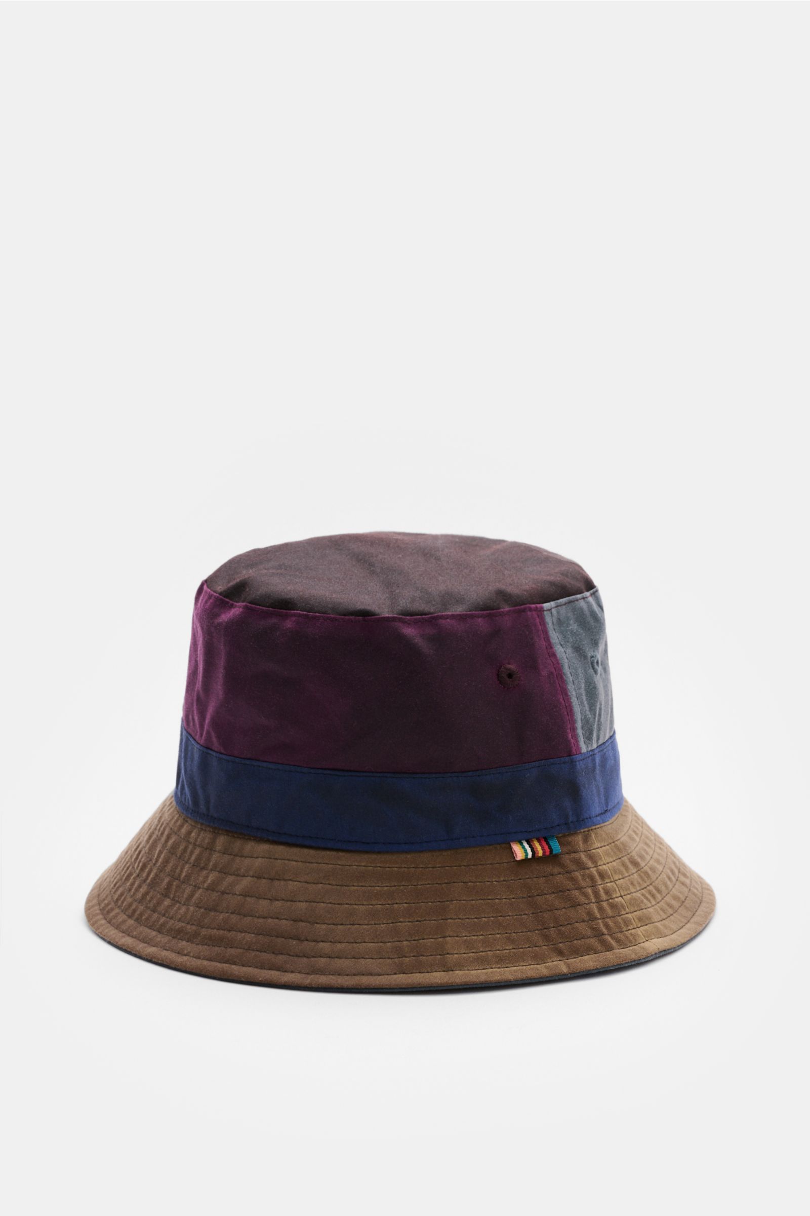 Barbour Bucket Hat braun/bordeaux/petrol im Colour Block-Design, schmale Krempe, gewachste Baumwolle, Tartanfutter, Pin, seitliche Frontansicht.
