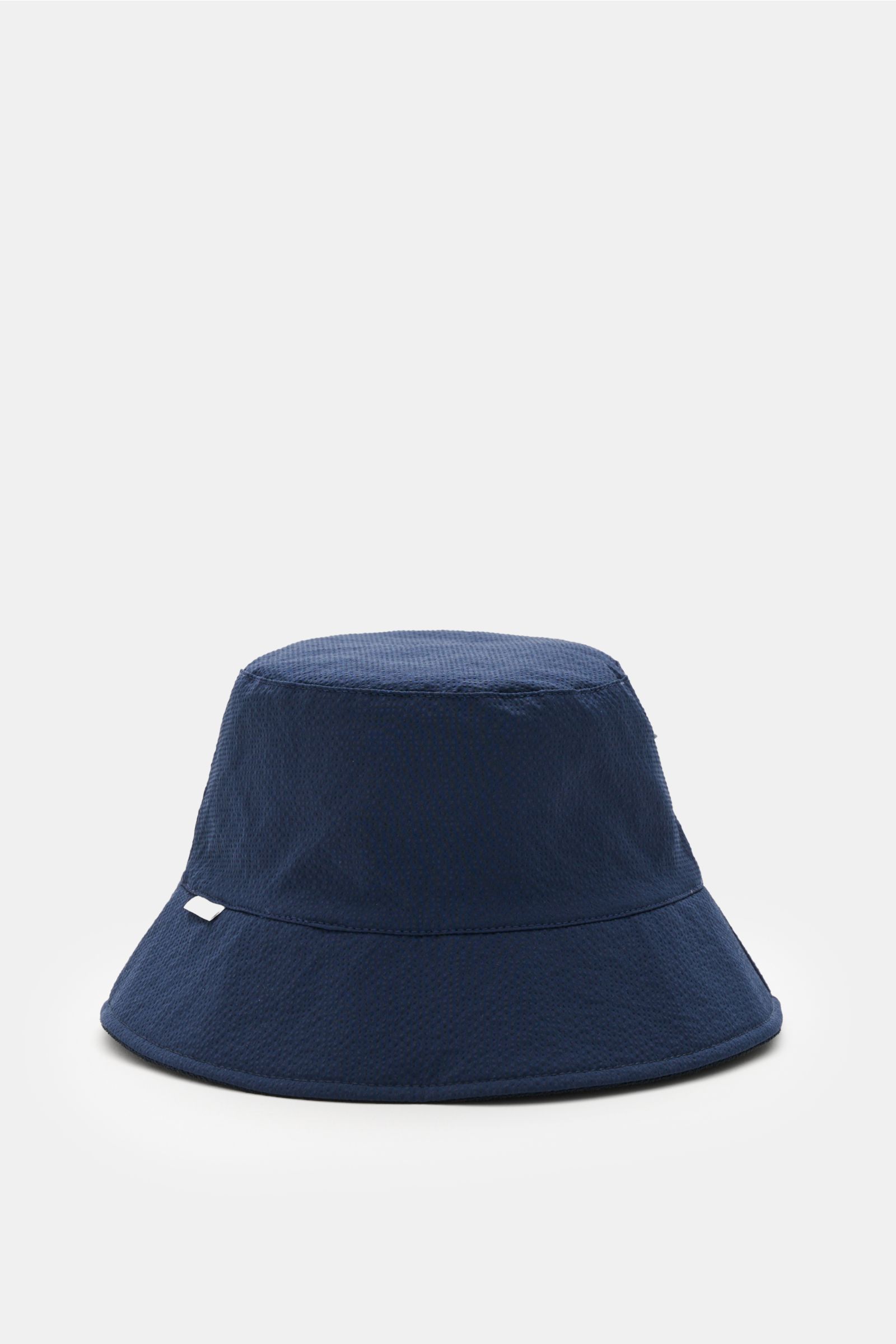04651/ A trip in a bag Wende-Frottee Bucket Hat navy aus elastischem Baumwoll-Frottee mit schmaler Krempe, wendbar, weicher Griff, frontale Perspektive, kleines Weblabel sichtbar.