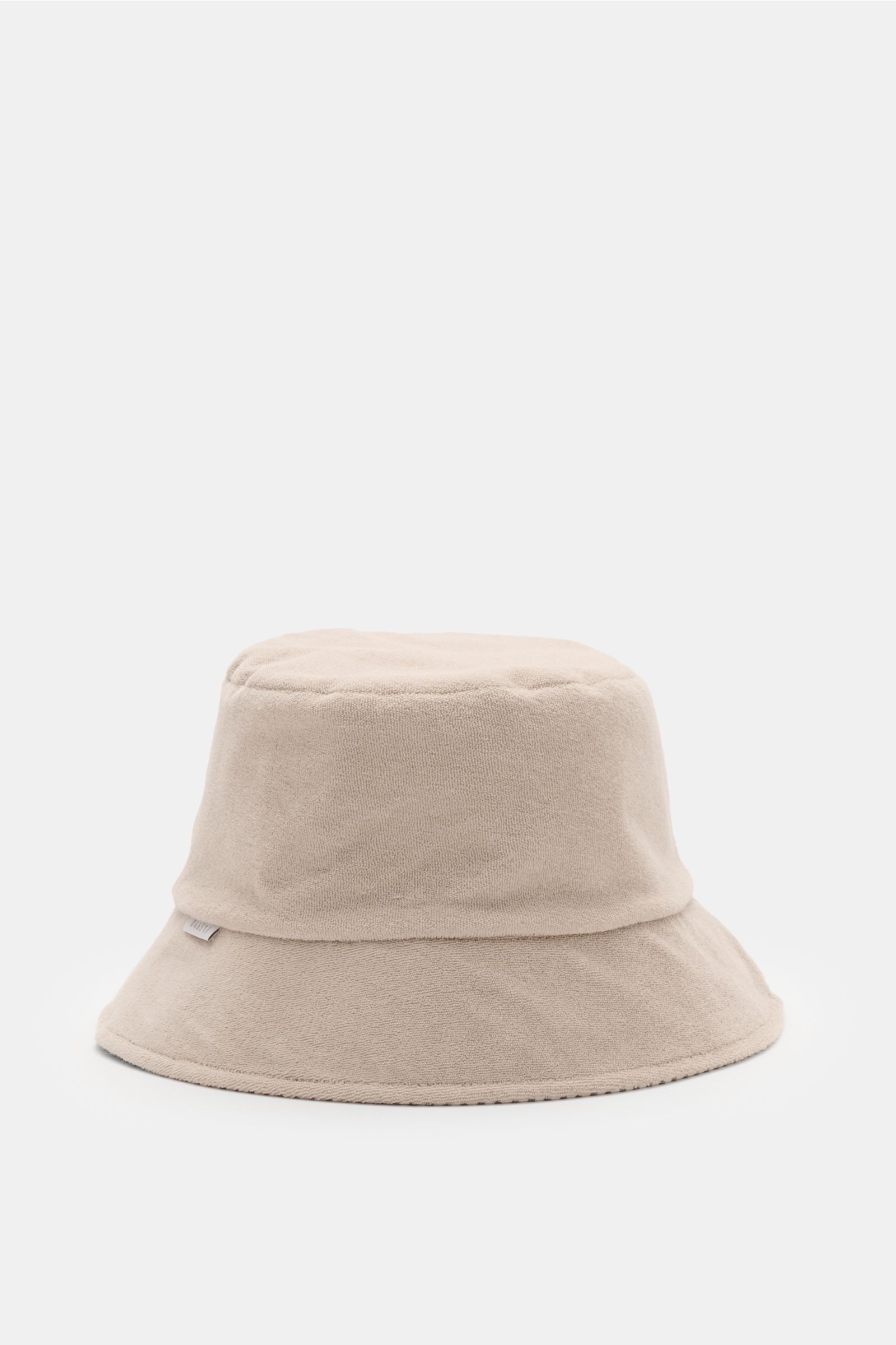 Front view of the 04651/ A trip in a bag Wende-Frottee Bucket Hat beige, made of elastic cotton terry, reversible with striped seersucker lining, soft touch, narrow brim, and small A TRIP IN A BAG label. Vielseitiger Urlaubsbegleiter: Der Bucket Hat von 0
