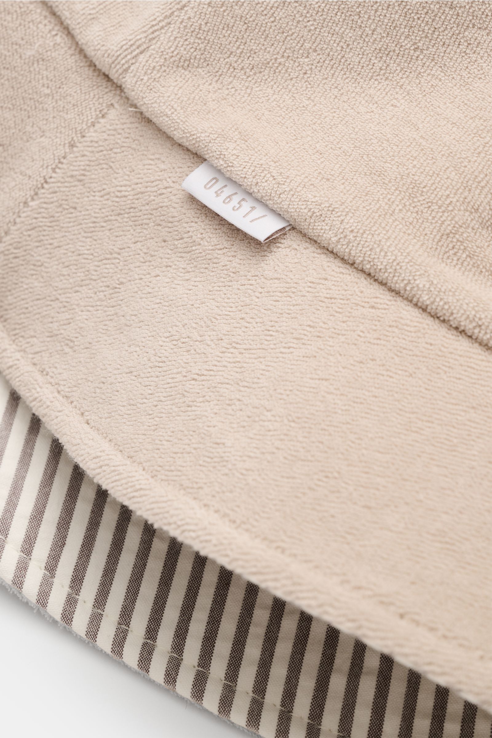 Beige 04651/ A trip in a bag Wende-Frottee Bucket Hat mit elastischem Baumwoll-Frottee, gestreiftem Seersucker-Innenfutter, schmaler Krempe, weichem Griff, Ansicht von oben.