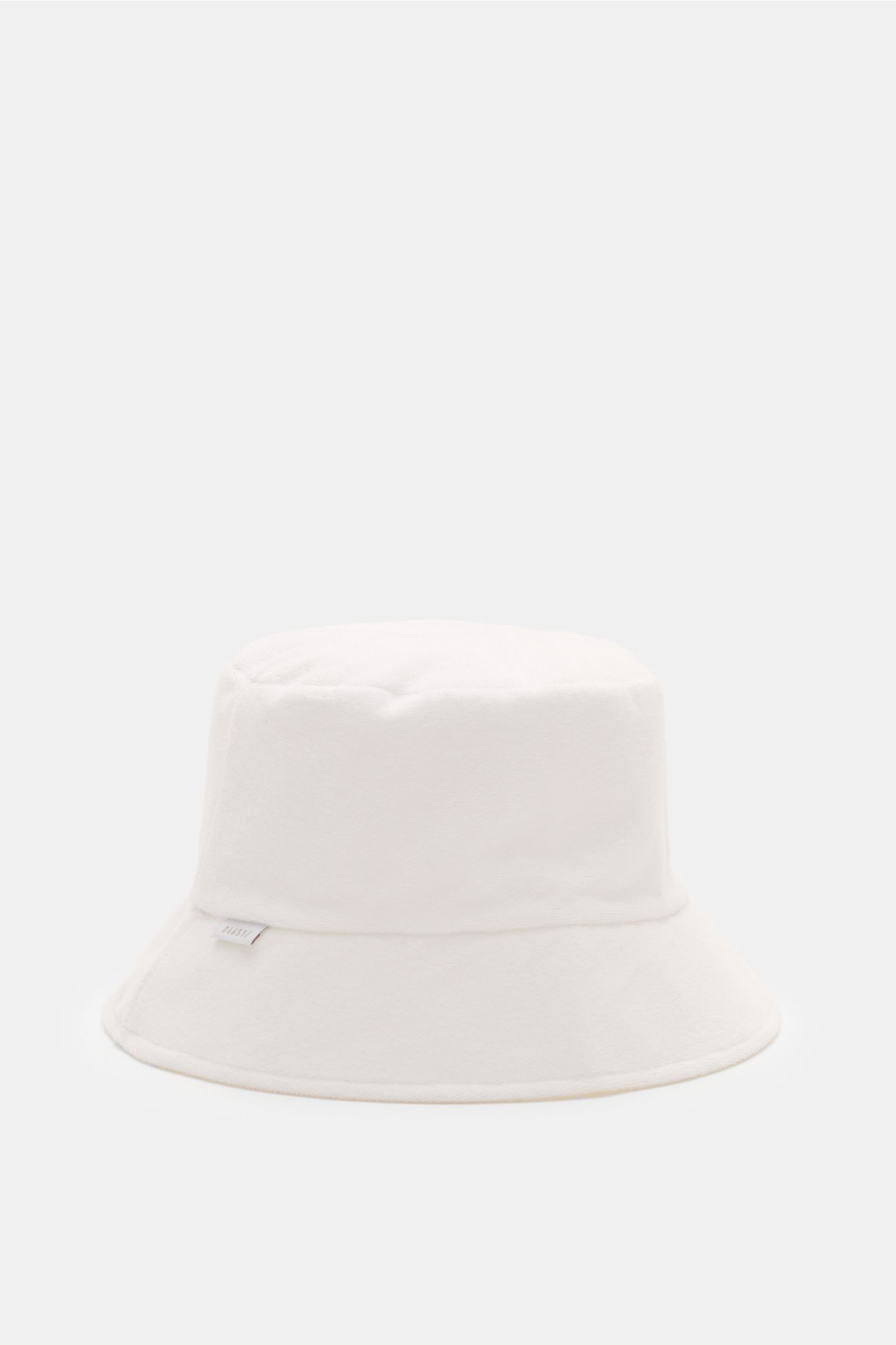 Front view of the 04651/ A trip in a bag Wende-Frottee Bucket Hat weiß in white elastic cotton terry, featuring a narrow brim and small A TRIP IN A BAG label. 

Description: Vielseitiger Urlaubsbegleiter: Der Bucket Hat von 04651/ A TRIP IN A BAG aus elas