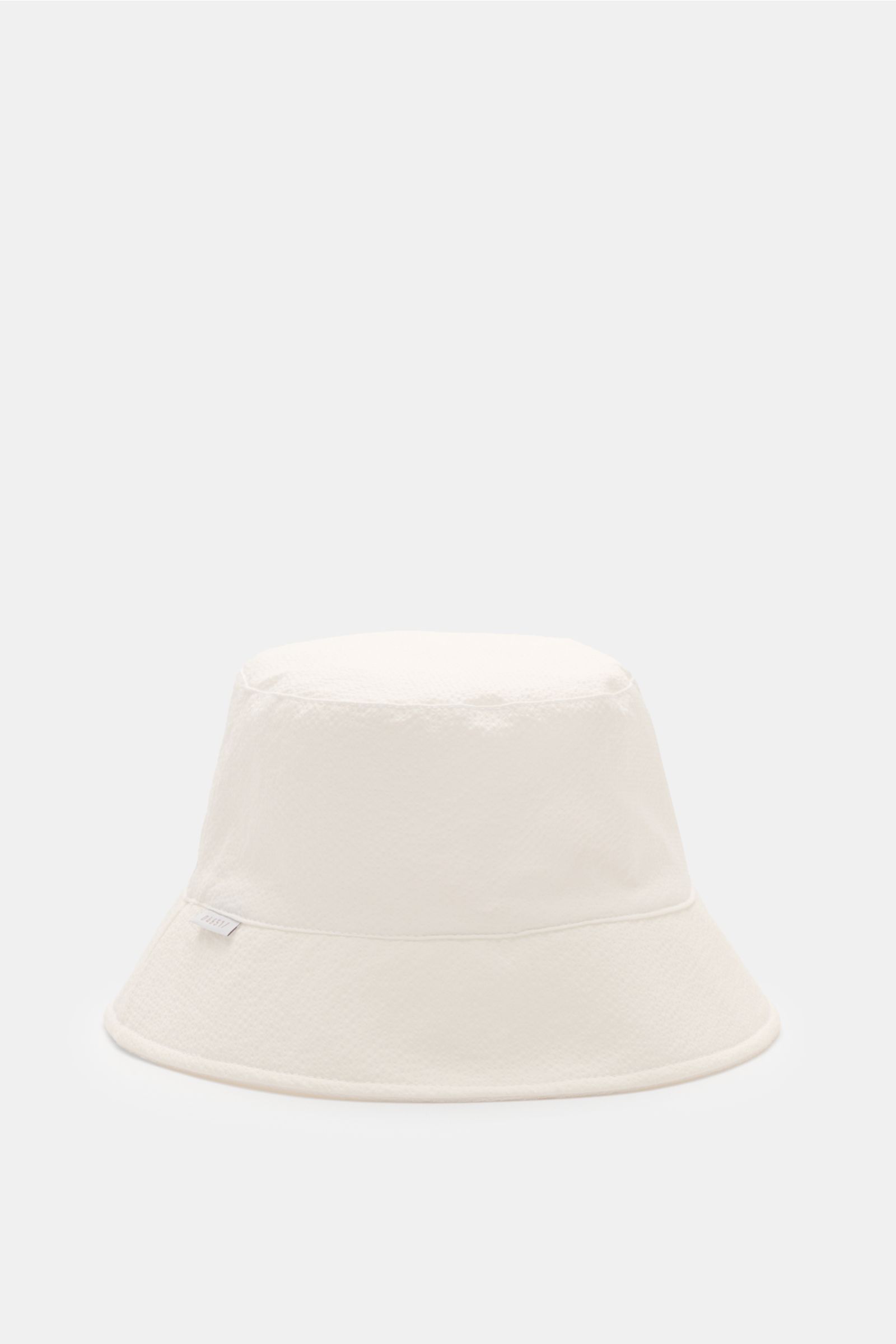 Front view of the 04651/ A trip in a bag Wende-Frottee Bucket Hat weiß, a versatile holiday companion made from elastic cotton terry with seersucker lining, reversible design, soft touch, narrow brim, and small A TRIP IN A BAG label.