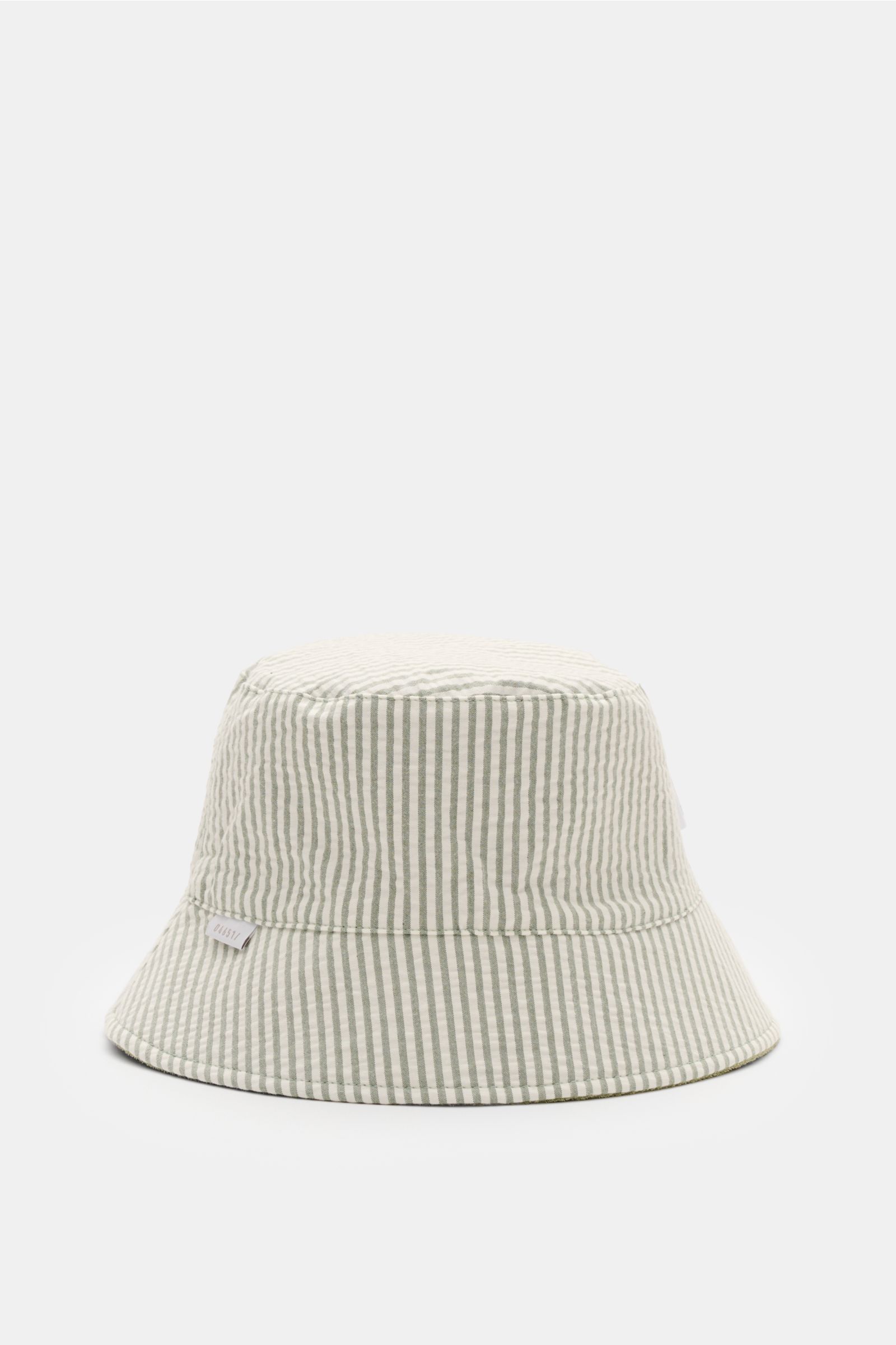 Front view of the 04651/ A trip in a bag Wende-Frottee Bucket Hat salbei in striped seersucker fabric, made of elastic cotton terry, soft grip, narrow brim, small A TRIP IN A BAG label, reversible with two styling options.