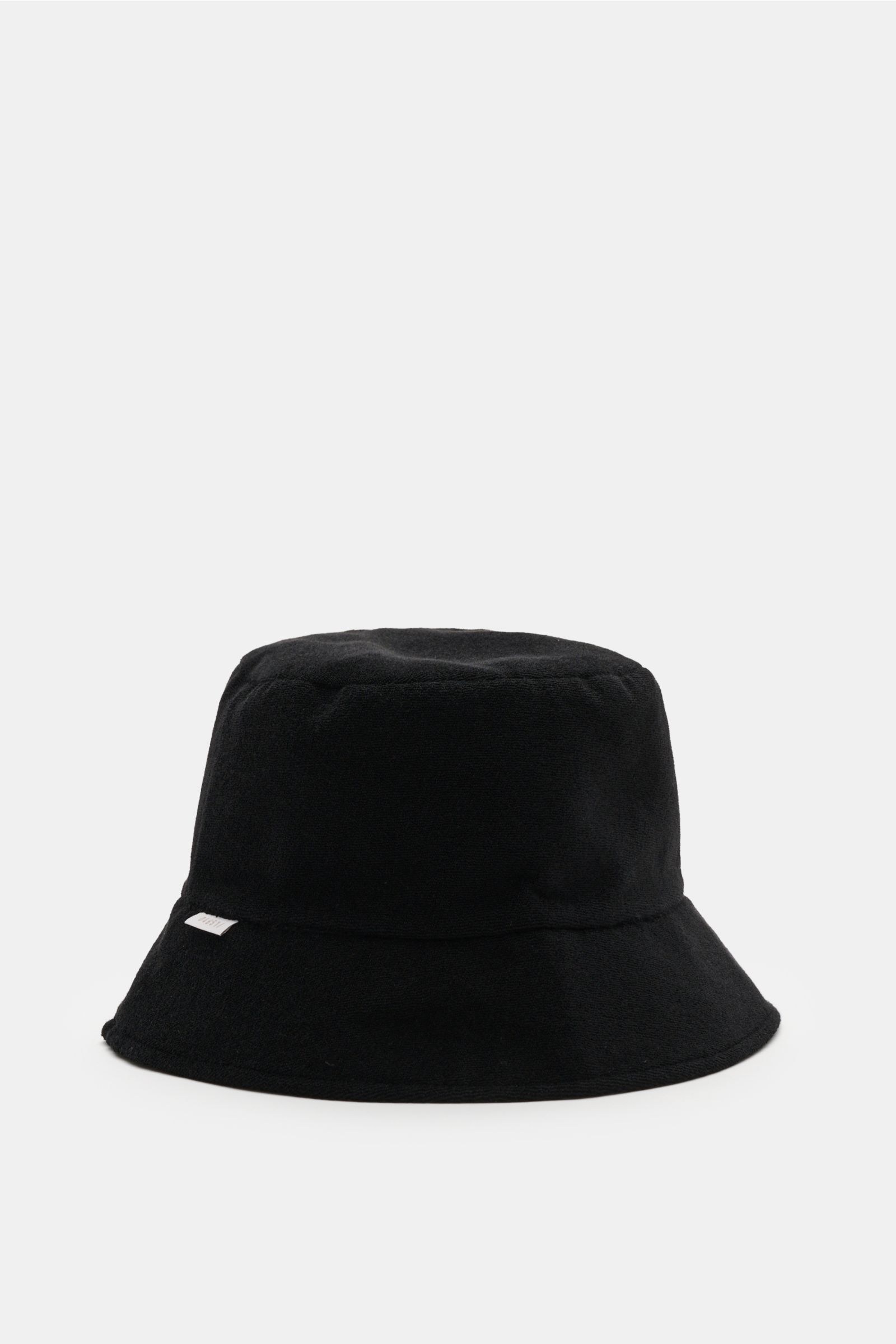 Schwarzer 04651/ A trip in a bag Wende-Frottee Bucket Hat aus elastischer Baumwolle mit schmaler Krempe, weichem Griff, kleinem Weblabel, frontal fotografiert.