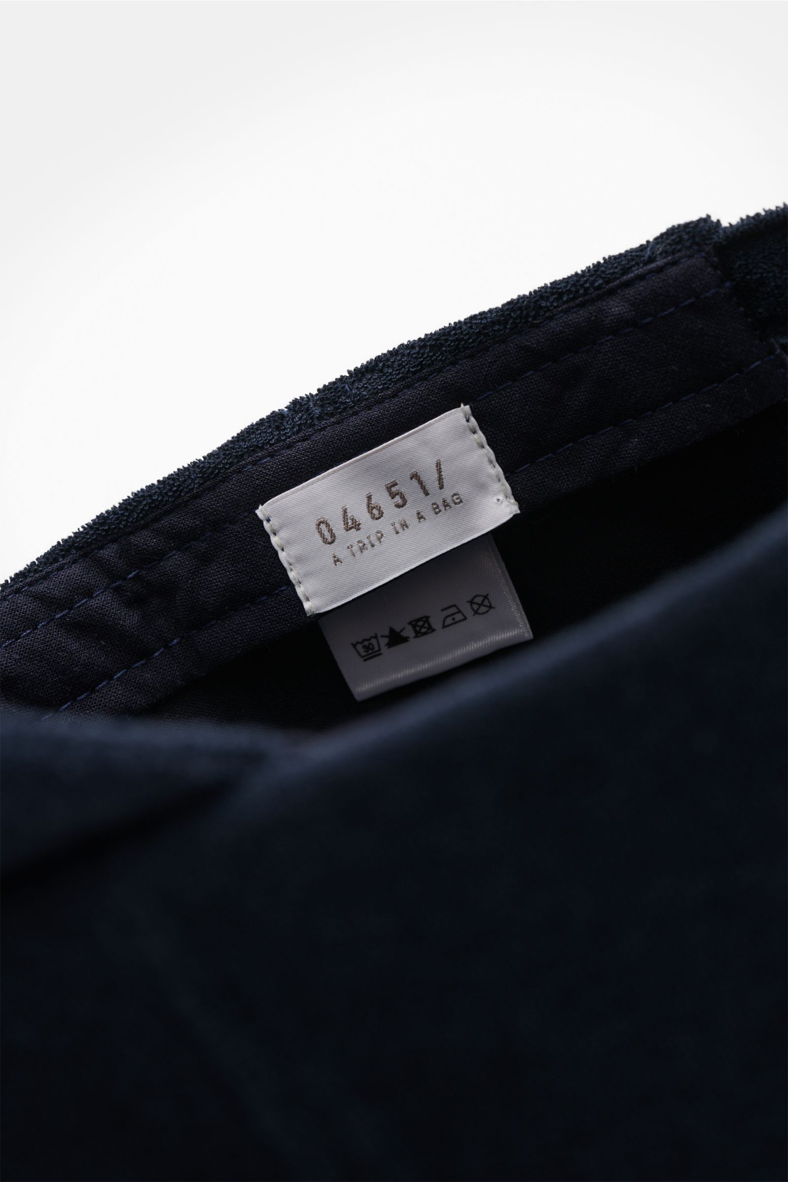 Close-up inside view of the 04651/ A trip in a bag Terry baseball cap 'Terry' navy showing the label and soft cotton terry fabric. Spring awakening: This stylish baseball cap in soft terry by label 04651/ A TRIP IN A BAG offers good protection and can be 